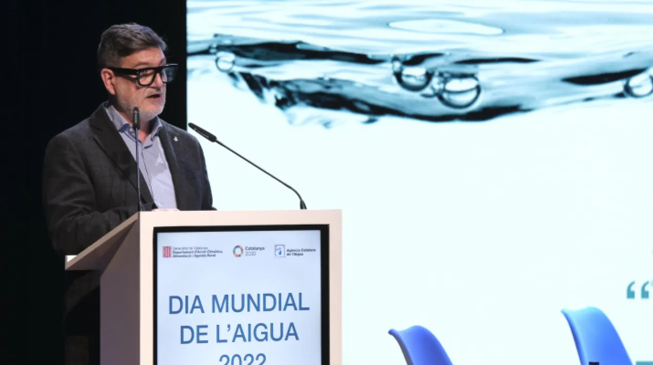  El Cèntric Espai Cultural del Prat ha acollit aquest dilluns, 21 de març, l’acte institucional per commemorar el Dia Mundial de l’Aigua de la Generalitat de Catalunya. L’acte l’ha organitzat l’Agència Catalana de l’Aigua (ACA),que depèn de la conselleria d’Acció Climàtica, Alimentació i Agenda Rural. Enguany, el lema d’aquesta celebració és “fer visible allò invisible”, amb què es vol emfasitzar la importància de les aigües subterrànies per proporcionar els recursos hídrics que són necessaris per cobrir la demanda social. El lloc escollit per celebrar l’acte, el Cèntric, es troba al costat de la Torre de l’Aigua, infraestructura clau i emblemàtica del Prat de Llobregat. Des d’aquesta torre, es regula la pressió de la xarxa d’abastament d’aigua que connecta l’aqüífer del Prat amb la xarxa Ter-Llobregat i les llars i indústries de la ciutat. L’acte l’ha presidit la consellera d’Acció Climàtica, Alimentació i Agenda Rural, Teresa Jordà, acompanyada per l’alcalde del Prat de Llobregat, Lluís Mijoler. També hi han assistit d’altres responsables de l’Ajuntament, d’aquesta conselleria i de l’ACA, a més d’altres personalitats i experts com el meteoròleg Tomàs Molina. L’alcalde del Prat ha destacat l’important valor de l’aqüífer del Prat per a la ciutat: “El desconeixement d’aquests tresors fa que massa sovint haguem d’escoltar propostes de destruir aquest delta, aquest patrimoni de país que ja se sosté gràcies a un delicadíssim i precari equilibri, en nom d’una idea mal entesa i curtterminista de progrés