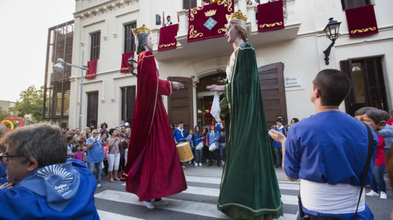Balls finals de les figures a la Plaça de la Vila, abans d'ésser recollides dins l’Ajuntament fins el setembre. Tota la programació de les Festes de Sant Pere i Sant PauVeure més