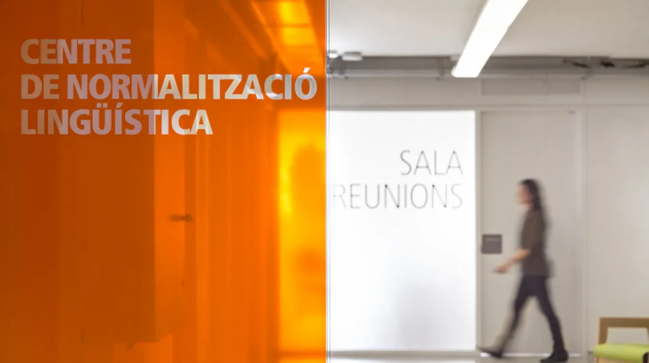 Aquesta tert&uacute;lia es fa cada dimecres al Centre de Normalitzaci&oacute; Ling&uuml;&iacute;stica per tal que els praticipants al VxL puguin conversar en un grup ampli. Est&agrave; oberta a tothom qui vulgui practicar el catal&agrave;. Nom&eacute;s cal saber-ne una mica i tenir ganes de xerrar. Hi ha una dinamitzadora que s'encarrega que la conversa sigui distesa i que pugui parlar tothom. El tema de cada setmana el proposen els mateixos assistents d'una setmana per a l'altra.Veure m&eacute;s