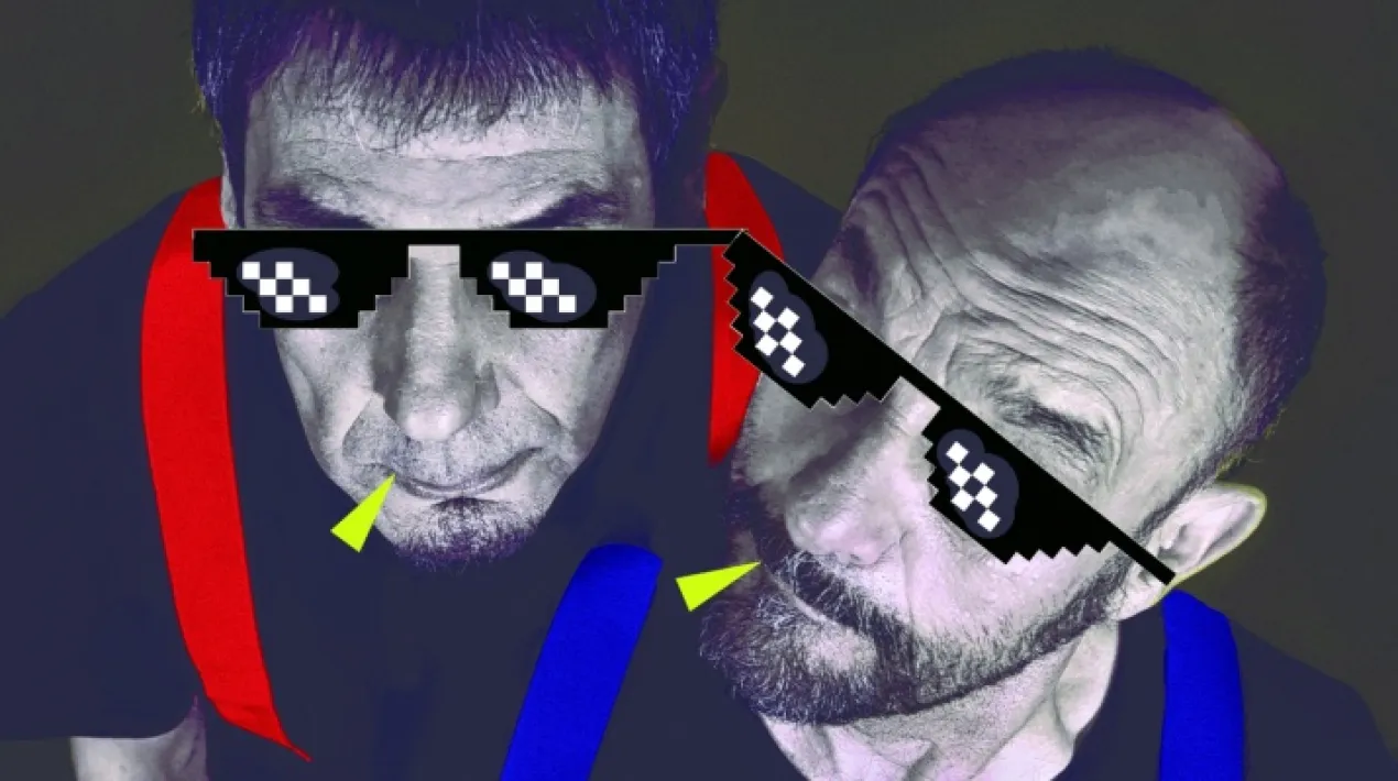 17 veces Faemino y Cansado Segons la tradici&oacute; Kaon Lin de la bimil&middot;linen&agrave;ria cultura xinesa, el d&eacute;u Kuan Lon, l'&uacute;nica de&iuml;tat que viu en una cantimplora, permet a un &eacute;sser hum&agrave; gaudir de clarivid&egrave;ncia catorze vegades en una vida. Faemino y Cansado es passen pel folro la tradici&oacute; Kaon Lin de la bimilenaria cultura xinesa, com moltes altres, i sostenen que catorze s&oacute;n poques i que ells ja n'han comptat&nbsp;disset.&nbsp;Deixen&nbsp;clar que sempre fan el que els dona la gana i ara, per la seva edat, amb m&eacute;s motiu. Tot aix&ograve;, esperant que el p&uacute;blic rigui, aix&ograve; s&iacute;, que &eacute;s el que busquen amb afany. Faemino y Cansado van comen&ccedil;ar la seva carrera fent espectacles de carrer en el madrileny parc del Retiro en la d&egrave;cada dels vuitanta. D'aqu&iacute; van passar a actuar en sales i teatres i tamb&eacute; a la televisi&oacute;. A&nbsp;TVE van arribar a tenir un programa propi, Orgull del tercer m&oacute;n (1993. 16 cap&iacute;tols),avui &lsquo;de culte&rsquo; i encara recordat pel crit de guerra: &ldquo;Jo llegeixo a Kierkegaard&rdquo;. Els seus espectacles, intel&middot;ligents i surrealistes, s&oacute;n una successi&oacute; de gags sobre all&ograve;&nbsp;quotidi&agrave; portat a l'absurd.Veure m&eacute;s