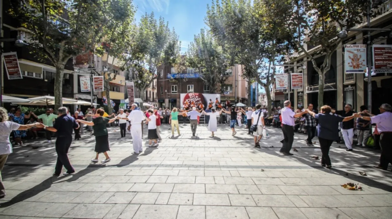 L'Associació Amics de la Sardana del Prat, organitza una ballada de sardanes amb motiu del Diumenge de Rams.Veure més