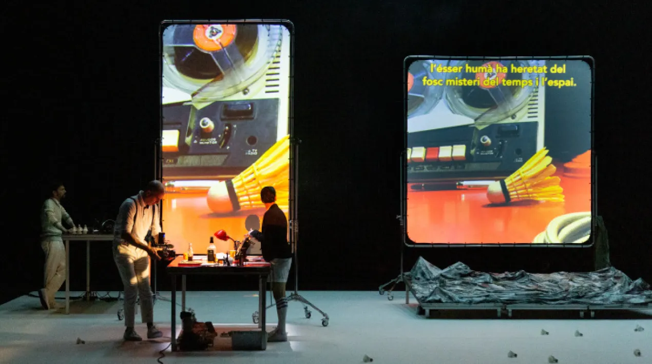 Video Stage Dramaturgy Masterclass amb Agrupaci&oacute;n Se&ntilde;or Serrano Aquesta masterclass pret&eacute;n ser una introducci&oacute; a la posada en escena mitjan&ccedil;ant dispositius digitals a trav&eacute;s del treball de la companyia de teatre Agrupaci&oacute; Se&ntilde;or Serrano. La masterclass s'articula a partir d'un exercici pr&agrave;ctic que ajunta les tres etapes del taller i que cada participant realitzar&agrave; amb el seu propi smartphone. A partir d'aquest exercici, la companyia exposar&agrave; la seva traject&ograve;ria i metodologia de treball en relaci&oacute; a l'&uacute;s del v&iacute;deo en escena. Com influeix en la dramat&uacute;rgia l'&uacute;s intensiu del v&iacute;deo en escena? Quina funci&oacute; juga la creaci&oacute; d'un codi en una dramat&uacute;rgia? Quins s&oacute;n els potencials esc&egrave;nics d'una c&agrave;mera de v&iacute;deo, una pantalla o un tel&egrave;fon intel&middot;ligent? Quin paper juga la dramat&uacute;rgia audiovisual i com es relaciona amb els diferents elements del proc&eacute;s de posada en escena? Quines s&oacute;n les possibilitats de desenvolupament dramat&uacute;rgic dividides en fases de creaci&oacute;/presentaci&oacute;? Quines s&oacute;n les implicacions d'una dramat&uacute;rgia multicapa? La sessi&oacute; finalitzar&agrave; amb un cas pr&agrave;ctic, una reflexi&oacute; en profunditat sobre el proc&eacute;s de creaci&oacute; del Se&ntilde;or Serrano. &nbsp; Participants: Directores, escriptors, actrius i actors, escen&ograve;grafs, programadores de v&iacute;deo, espectadors, cuiners, bomberes, doctores, pilots i gent comuna en general. &nbsp; &nbsp;Contingut: - 30 minuts de presentaci&oacute;. - 2,5 hores d'exercici pr&agrave;ctic. - 30 minuts de reflexi&oacute; sobre els exercicis i la seva relaci&oacute; amb la metodologia de la companyia. - 30 minuts d'un cas pr&agrave;ctic. &nbsp; Fundada per &Agrave;lex Serrano a Barcelona en 2006, l'Agrupaci&oacute;n Se&ntilde;or Serrano &eacute;s una companyia de teatre que crea espectacles originals basats en hist&ograve;ries emergides del m&oacute;n contemporani. La companyia explota la riquesa de recursos tant innovadors com vintage per a estendre els confins del seu teatre. Basant-se en col&middot;laboracions creatives, les produccions de Se&ntilde;or Serrano barregen performance, text, v&iacute;deo, so i maquetes per a escenificar hist&ograve;ries relacionades amb aspectes discordants de l'experi&egrave;ncia humana dels nostres dies. Les produccions de la companyia s'estrenen i giren sobretot internacionalment. Actualment, el nucli de l'Agrupaci&oacute;n Se&ntilde;or Serrano la componen &Agrave;lex Serrano, Pau Palacios i Barbara Bloin. David Mu&ntilde;iz i Paula S. Viteri complementen l'estructura estable. A m&eacute;s, per a cadascun dels seus espectacles la companyia ha comptat amb la col&middot;laboraci&oacute; imprescindible d'un equip creatiu multidisciplinari i vers&agrave;til. El 3 d'agost de 2015, l'Agrupaci&oacute;n Se&ntilde;or Serrano va ser guardonada amb el Lle&oacute; de Plata de la Biennal de Ven&egrave;cia. A m&eacute;s d'aquest reconeixement, la companyia ha estat premiada de manera regular tant a nivell nacional com internacional (Premi Ciutat de Barcelona, Premi FAD Sebasti&agrave; Gasch, etc.) i ha rebut elogioses cr&iacute;tiques en mitjans com The New York Times, Folha de Sao Paulo, L&rsquo;Espresso, Tiempo Argentino o La Vanguardia entre altres. &nbsp; Inscripcions disponibles a partir del 17 de gener.Veure m&eacute;s