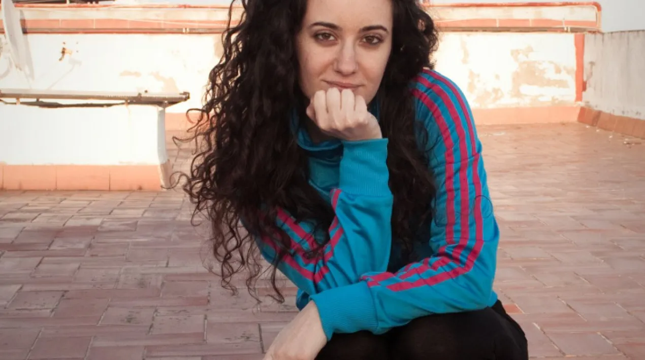 Lady R, divulgadora a Youtube i Instagram sobre el Rap, &eacute;s l'encarregada de fer un recorregut hist&ograve;ric i musical&nbsp;dels or&iacute;gens del g&egrave;nere a trav&eacute;s dels discs m&eacute;s emblem&agrave;tics, dels or&iacute;gens als EUA a la posterior implantaci&oacute; a Fran&ccedil;a i a Espanya. Provinent d'aquest tipus d'inventiva que es desenvolupa a conseq&uuml;&egrave;ncia de l'escassetat de recursos, el hip hop naixia en els guetos de la Nova York dels 70 i no trigaria a embadalir a mig m&oacute;n inclosa, per descomptat, Europa. De fet, Fran&ccedil;a &eacute;s l'escena mundial m&eacute;s important despr&eacute;s dels EUA, parlarem d'ella i, tamb&eacute; de l'arribada de la cultura hip hop a Espanya, on tamb&eacute; t&eacute; una representaci&oacute; molt important.Veure m&eacute;s