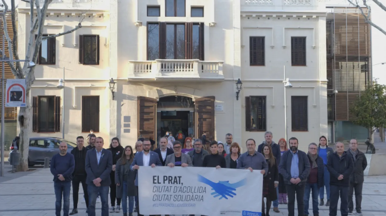  El Prat se suma al compromís municipalista per la pau a Ucraïna i mobilitza 20.000 euros per a l’ajuda humanitària i l’acollida de persones refugiades. En aquest sentit, el ple municipal ha aprovat per unanimitat aquest dimecres, 9 de març, la declaració institucional de suport a la societat ucraïnesa i en defensa de la Pau de la Federació de Municipis de Catalunya (FMC). A més, l’Ajuntament ha decidit també per unanimitat destinar fins a 20.000 euros per donar ajuda humanitària a la població ucraïnesa afectada pel conflicte, a través de la Creu Roja. La meitat d’aquests recursos es destinaran a ajudar les tasques humanitàries que la Creu Roja està fent a la zona de conflicte per ajudar la població civil que pateix els seus efectes. L’altra meitat serviran per reforçar el conveni actualment vigent entre l’Ajuntament del Prat i la Creu Roja del Prat per poder donar suport a les tasques d’acollida que està fent a la nostra ciutat aquesta entitat, que és la responsable de l’acollida de persones refugiades a l’Estat. Aquesta mobilització de recursos acordada pel plenari se suma a les tasques que està desenvolupant l’Ajuntament del Prat per canalitzar la solidaritat cap a la població civil que pateix el conflicte i preparar la ciutat per a l’acollida de persones refugiades ucraïneses que hi arribin. En aquest sentit, l’Ajuntament fa una crida a la ciutadania a prioritzar les ajudes econòmiques, tal i com recomanen les principals entitats internacionals d’ajuda humanitària i l’Agència Catalana de Cooperació. El consistori ha habilitat un compte corrent per tal que la ciutadania que ho desitgi pugui fer arribar ajudes, que es canalitzaran a través del Fons Català de Cooperació. El compromís de l’Ajuntament és donar tants diners com doni la ciutadania, i ja ha avançat aquests 20.000 euros que es destinaran a la Creu Roja. Paral·lelament, els serveis de Nova Ciutadania de l’Ajuntament han habilitat un formulari web per tal que tothom qui estigui disposat a ajudar a l’acollida de persones refugiades facin arribar la desva disponibilitat. Així mateix, prepara una acte informatiu el proper dilluns, 14 de març, a les 18h, al Cèntric Espai Cultural. Tota la informació es pot consultar a elprat.cat/dacollidaisolidari, incloent el número de compte per fer donacions per a l’ajuda humanitària a la zona. El Prat se suma a la declaració de la FMC contra la guerra d’Ucraïna Així mateix, el ple del Prat també ha acordat sumar-se al compromís municipalista per la pau i per la resolució no violenta dels conflictes, a partir del diàleg i la diplomàcia. La declaració de la FMC, a la qual s’ha adherit l’Ajuntament del Prat,  rebutja la invasió russa d’Ucraïna com un atac que “no té precedents” i exigeix “el cessament immediat de les hostilitats abans que es multipliqui el nombre de víctimes, així com el retorn de les tropes al territori internacionalment reconegut de la Federació Russa”. A més, apel·la a la comunitat internacional, en especial a la Unió Europea, “a adoptar un paper de mediació per preservar la vida i els drets humans”.  La declaració de la FMC se suma a d’altres realitzades per d’altres entitats municipalistes, el Fons Català de Cooperació al Desenvolupament i la Xarxa d’Alcaldes i Alcaldesses per la Pau de Catalunya en defensa de la pau. També s'aprova la Declaració institucional del Dia Internacional de les Dones També es fa una menció especial a totes les dones i nenes ucraïneses la Declaració institucional del Dia Internacional de les Dones (8 de març),una altra de les aprovades avui el ple per unanimitat. El text, aprovat abans pel Consell Municipal de les Dones, denuncia les desigualtats de gènere socials, laborals i econòmiques i institucionals, així com les violències masclistes i el poc valor social dels treballs de cures.Veure més