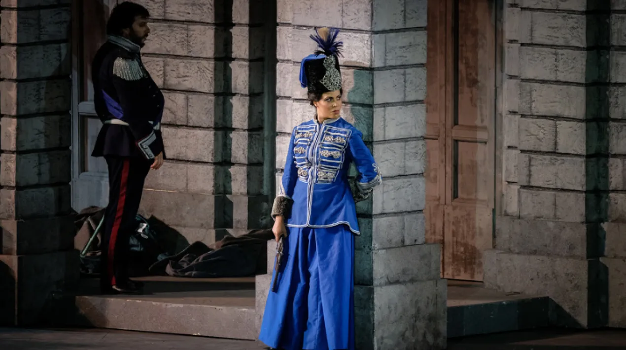 L&rsquo;obra mestra de Giuseppe Verdi, &ldquo;Nabucco&rdquo;, va obrir l&rsquo;edici&oacute; 2017 del Verona Arena Festival, en una nova posada en escena d&rsquo;Arnaud Bernard. Aquesta &ograve;pera en quatre actes, amb llibret de Temistocle Solera, representa l&rsquo;antiga Babil&ograve;nia en la seva plenitud, i explica la hist&ograve;ria dels esclaus jueus que, recolzats pel sacerdot Zacharia, lluiten per la seva llibertat i la seva fe religiosa. Estrenat a l&rsquo;Scala de Mil&agrave; el 1842, &ldquo;Nabucco&rdquo; va ser el primer gran &egrave;xit de Giuseppe Verdi. En una It&agrave;lia aleshores en les arpes dels moviments nacionalistes, el p&uacute;blic s&rsquo;identifica immediatament amb els hebreus captius a Babil&ograve;nia, cosa que va fer que l&rsquo;&ograve;pera es represent&eacute;s cinquanta-set vegades en tres mesos, en comptes de les vuit representacions planejades inicialment. El cor d&rsquo;esclaus &ldquo;Va, pensiero&rdquo; es va convertir aix&iacute; en una de les melodies m&eacute;s famoses de la hist&ograve;ria de l&rsquo;&ograve;pera. Podeu consultar tota la informaci&oacute; del cicle&nbsp;Viu l'&ograve;pera&nbsp;aqu&iacute;. &nbsp; Activitat gratu&iuml;ta amb reserva&nbsp;pr&egrave;via d'entrada&nbsp;a&nbsp;elprat.koobin.cat No saps com fer la teva reserva en l&iacute;nia? Nosaltres t&rsquo;ajudem! Posa&rsquo;t en contacte amb nosaltres i et donarem cita pr&egrave;via. &middot; per correu electr&ograve;nic a centric@elprat.cat &middot; trucant al 934 792 968 &nbsp; C&egrave;ntric Espai Cultural, espai segur Durant la funci&oacute;, &eacute;s obligatori l&rsquo;&uacute;s de la mascareta. Cal rentar-se les mans. Disposem de gel desinfectant. Cal mantenir la dist&agrave;ncia de seguretat. &nbsp; &nbsp;Veure m&eacute;s