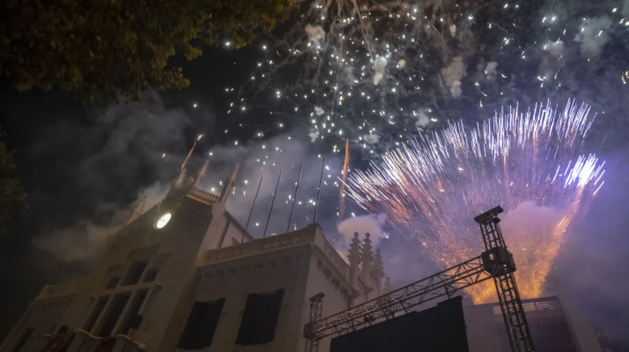 Castell de focs artificials des de la plaça de l'Esglèsia per finalitzar la celebració de les Festes. Tota la programació de les Festes de Sant Pere i Sant PauVeure més