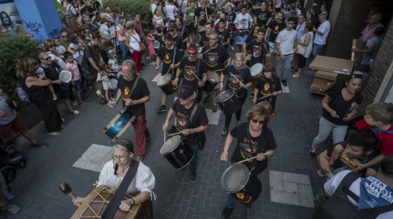 Les colles de cultura popular surten al carrer per anunciar la festa de l'endemà a partir dels tocs de tabals de les colles de foc. Recorreguts: Plaça de Joan García-Nieto, Avinguda Verge Montserrat fins cantonada amb carrer Frederic Soler. Plaça Constitució, Carrer de Girona, Carretera de la Bunyola, Carrer de Frederic Soler fins cantonada amb Avinguda Verge Montserrat. Tota la programació de les Festes de Sant Pere i Sant PauVeure més