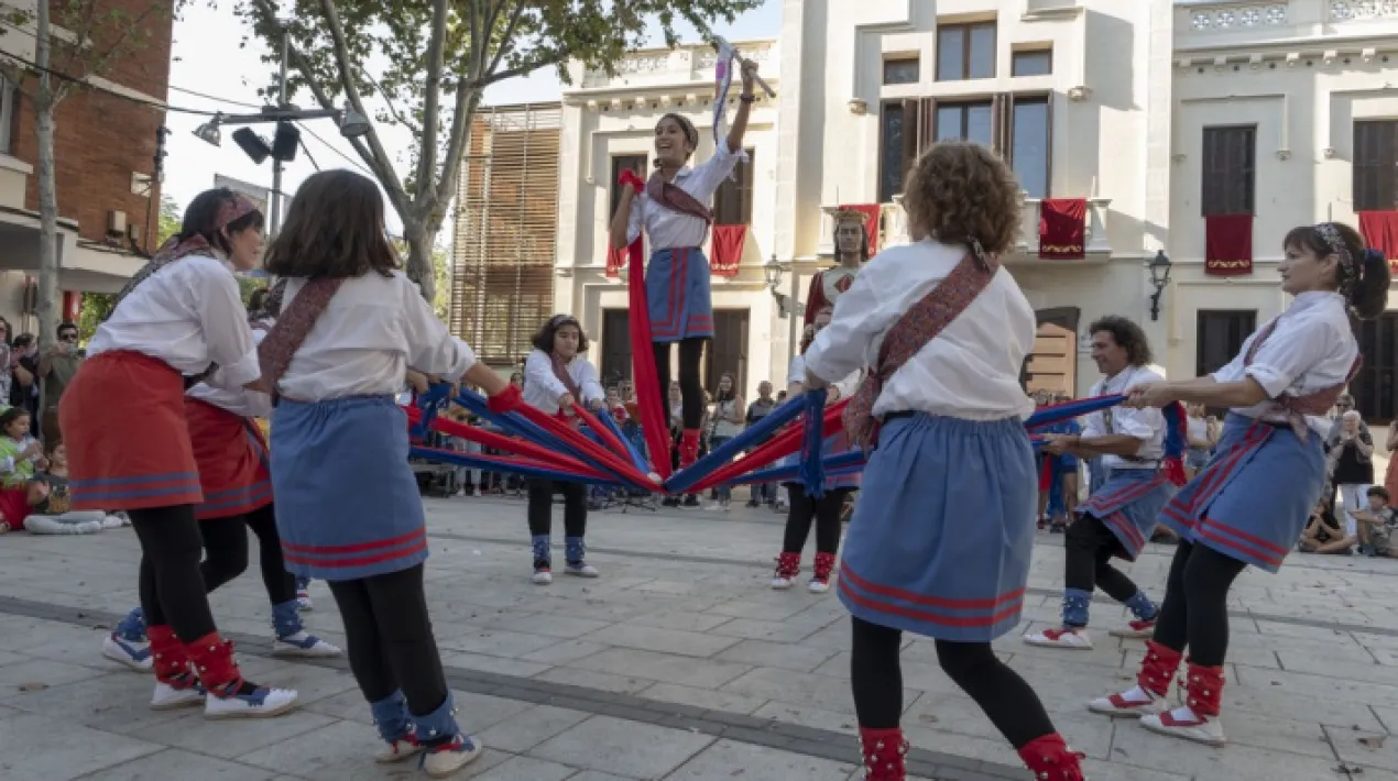 La Colla Dansaire Picacrestes mostra el seu repertori de balls junt amb una colla convidada. Tota la programació de les Festes de Sant Pere i Sant PauVeure més