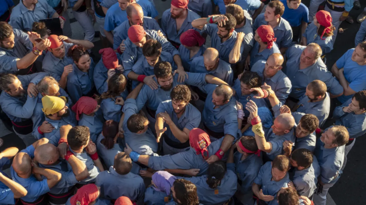 Castellers del Prat celebra la Diada d'aniversari del seu bateig, amb la participació de Esquerdats de l'Eixample. Abans de la Diada, faran una cercavila des de la pl. Xavier Ruiz Millán fins arribar a la pl. de la Vila convidant a tothom a la jornada castellera.  17 h Cercavila castellera. Recorregut: pl. Xavier Ruiz Millán, c.del Ripollés, c.del Penedés, parc Fondo d'en Peixo, c.Mariscal Joffre, c.Madoz, c.Ferran Puig, plaça de la Vila. 17.30 h Diada castellera.  Tota la programació de les Festes de Sant Pere i Sant PauVeure més