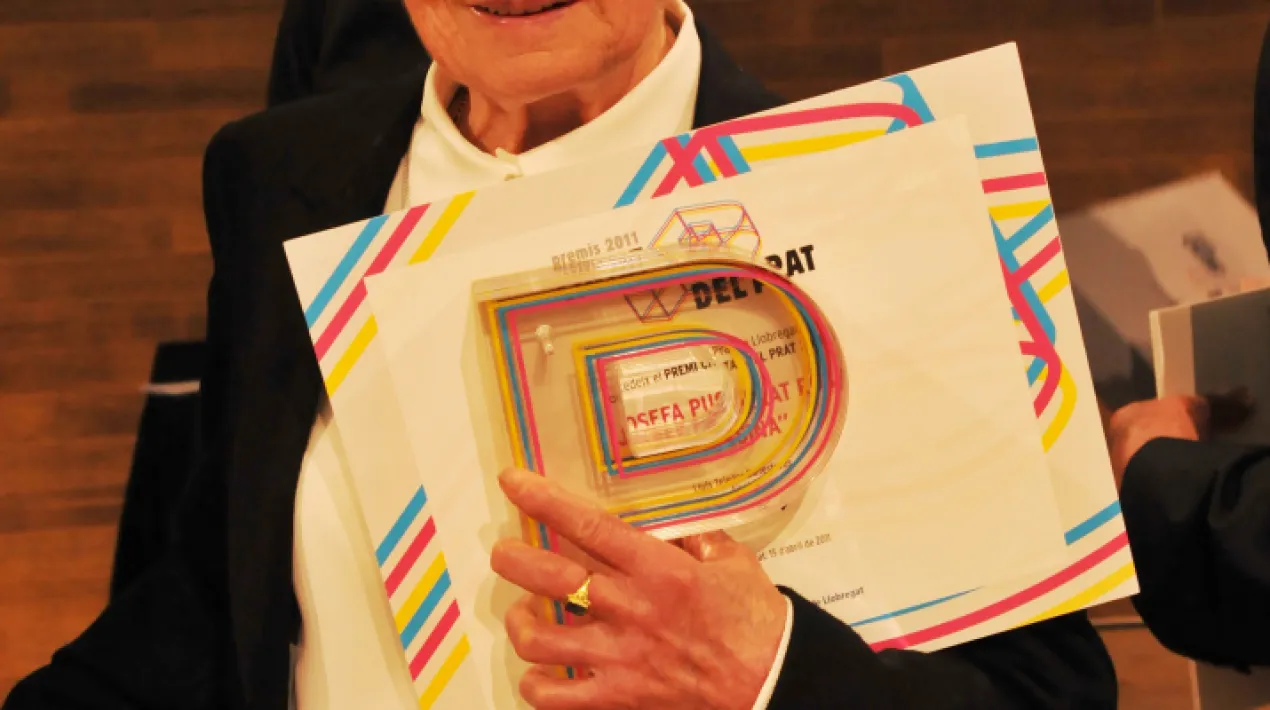  Josefina Puigpelat Ros, coneguda popularment com ‘Teresina’, ha mort aquest dimarts a la tarda. Distingida amb el Premi Ciutat del Prat l’any 2011 per la seva labor com a practicant sanitària, la Teresina tenia 95 anys i residia a la llar d’avis municipal Penedès. L’alcalde del Prat, Lluís Mijoler, ha trasllat el seu condol a la família: “Avui en dia reivindiquem amb orgull que ‘al Prat ens cuidem’, i dones com la Teresina, que durant tant de temps i encara avui assumeixen tasques de cura massa sovint invisibles, són precursores d’això”. Teresina Puigpelat va rebre el 2011 el Premi Ciutat del Prat “com a exponent d’un antic ofici, el dels practicants professionals a domicili, que va desenvolupar amb voluntarisme i entrega”. Nascuda el 1926 al Prat de Llobregat, on va viure la major part de la seva vida, va aprendre l’ofici de jove treballant a la consulta mèdica del doctor Soler. Després de contraure matrimoni el 1948 va seguir posant injeccions a casa seva i als domicilis dels i les pacients, a on acostumava a desplaçar-se en una característica bicicleta i moto. Moltes de les persones a qui la Teresina Puigpelat va punxar quan eren infants recorden que els donava un anís com a consol. “Un anís no fa mal a ningú. Un caramel o qualsevol altra cosa, els pares podien dir: no, que d’això no en menja o que l’empatxarà”, recordava Teresina Puigpelat en una entrevista recollida el 1996 a la revista municipal del Prat que podeu recuperar aquí. Va mantenir la seva activitats durant molts anys, fins que el desenvolupament i enfortiment de la xarxa de sanitat pública . En els seus darrers anys d’activitat va fer suplències, en especial a la nit, a la residència municipal Penedès i a Sant Cosme. A banda del Premi Ciutat del Prat que va rebre l’any 2011, també ha estat distingida amb el premi d’Amics del Prat que atorga aquesta entitat i pel club Rotary. La sala de vetlles de Teresina Puigpelat Ros quedarà habilitada a partir de demà dijous al tanatori de la ciutat. El comiat tindrà lloc el proper divendres 12 de novembre a les 09h a l’església de Sant Pere i Sant Pau de la ciutat.Veure més