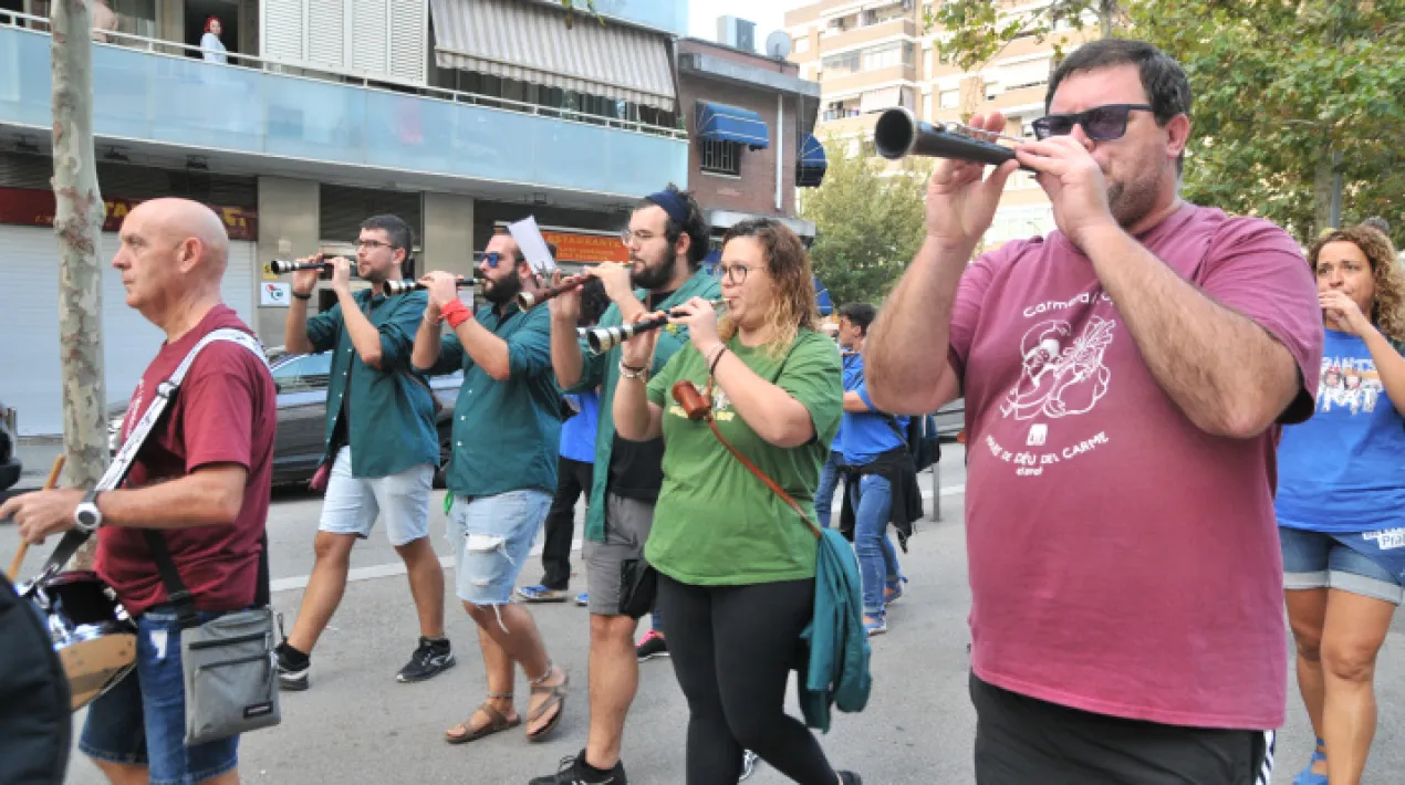 Les gralleres i grallers de la ciutat surten a recórrer els carrers amb la seva música per celebrar les Festes de Sant Pere i Sant Pau. Recorregut: Plaça Blanes, c.Enric Morera, Avinguda Verge Montserrat, Plaça Pau Casals, Plaça Francesc Macià, c.Jaume Casanovas, c.Mariscal Joffre,  parc del Fondo d'en Peixo, La Nau de Cultura Popular Tota la programació de les Festes de Sant Pere i Sant PauVeure més