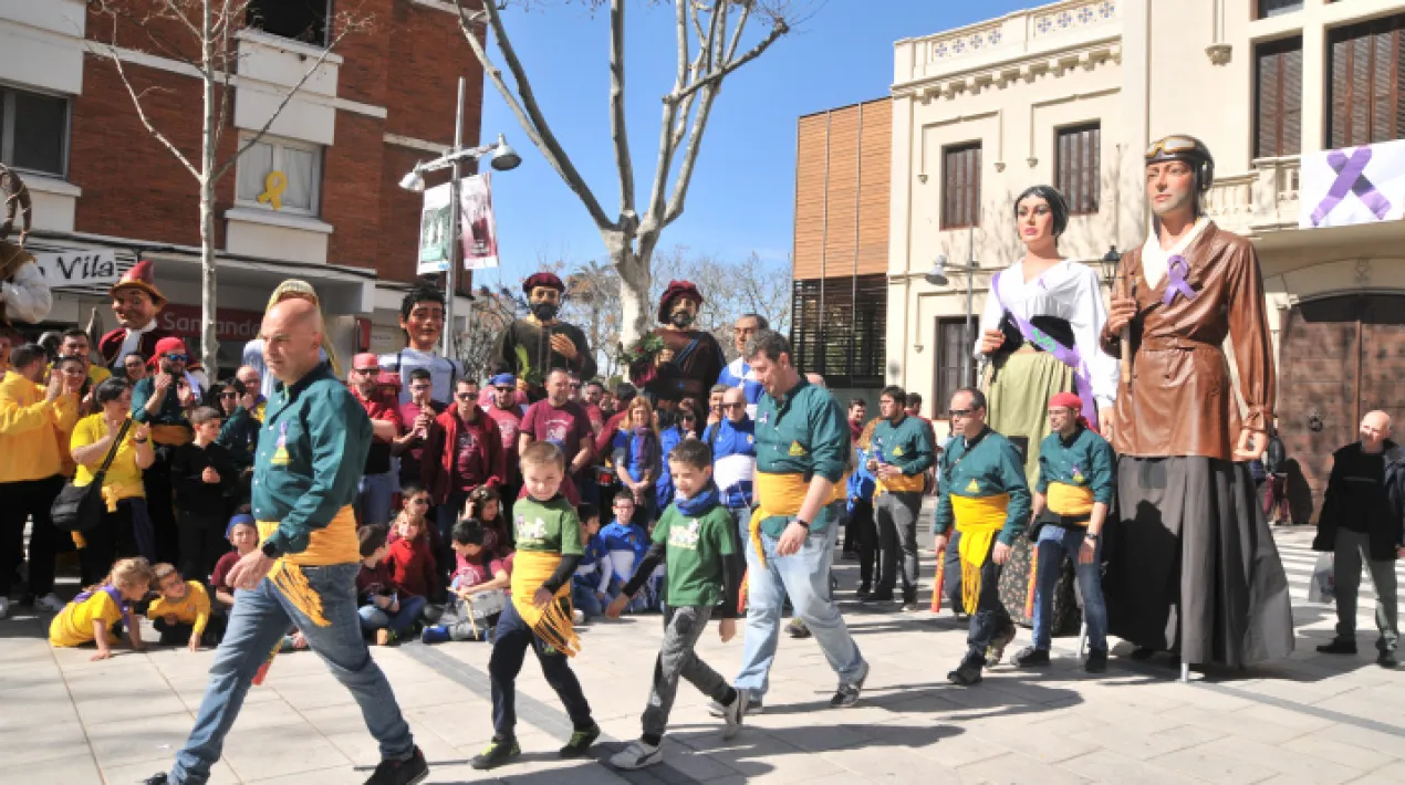 Passada del seguici de la ciutat pels carrers principals amb final a la Plaça de la Vila. Recorregut: c.Sant Pere, Avda. Verge de Montserrat, c.Frederic Soler, c. Ferran Puig, Plaça de La Vila Ball final de les entitats a Plaça de la Vila i petit castell de focs artificials.   Tota la programació de les Festes de Sant Pere i Sant PauVeure més