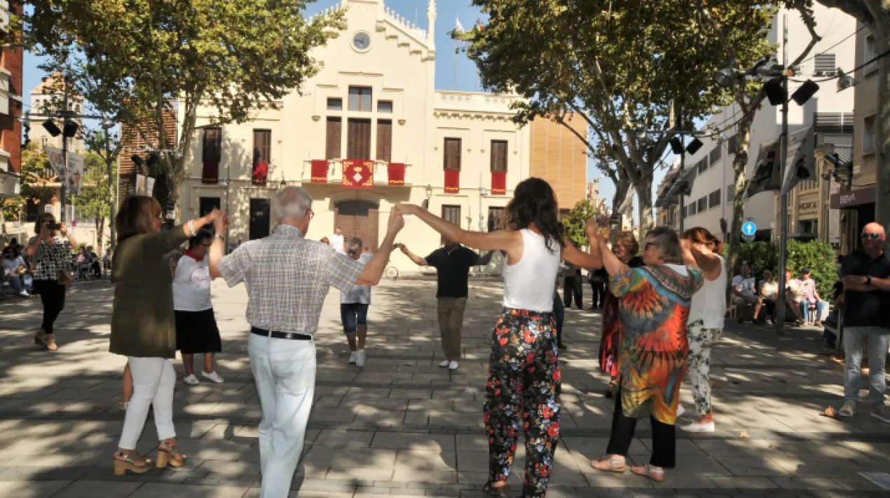 Ballada de sardanes amb Cobla a la Plaça de la Vila. Animeu-vos a participar!! Tota la programació de les Festes de Sant Pere i Sant PauVeure més