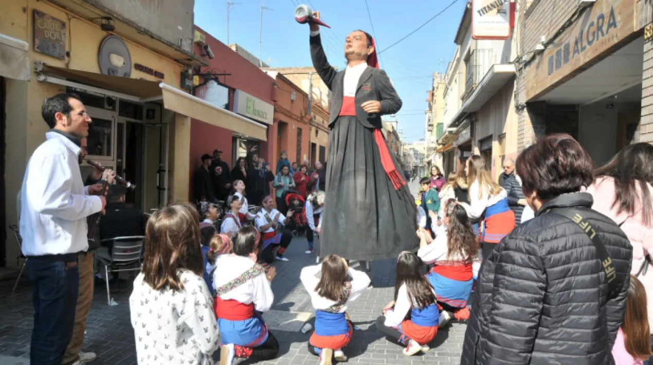 El proper 26&nbsp;de febrer realitzarem la cercavila dels balls tradicionals de Carnestoltes del Prat. La Colla Dansaire Picacrestes la va restaurar despr&eacute;s de 108 anys de no haver sortit pels carrers del Prat! Sortirem a les 11h de la Pla&ccedil;a de la Vila, i ballarem davant dels diferents comer&ccedil;os col&middot;laboradors. Convidem a tothom a participar del Carnestoltes m&eacute;s tradicional del Prat, venint a la cercavila amb o sense disfressa o vestuari de la seva colla, i participant de la dansa o tocant algun instrument. El&nbsp;recorregut&nbsp;ser&agrave; el seg&uuml;ent:&nbsp;&nbsp;Pla&ccedil;a de la Vila,&nbsp;Mercat Municipal,&nbsp;Pa i Coca,&nbsp;La Cova,&nbsp;Al Gra,&nbsp;Celler Terra i Sol,&nbsp;Bar Pau Casals,&nbsp;Sr. Kabuto,&nbsp;Cal Pere Tarrida,&nbsp;Mucha Masia,&nbsp;La Vermuteria del Marbella. &nbsp;Vermut final a La Nau de Cultura Popular conjunt amb la Rua dels Pecats Capitals El&nbsp;Carnestoltes del Prat&nbsp;&eacute;s la dansa que es ballava en cercavila per les masies i cases del Prat fent capta de menjar, beure i diners fins a mitjans del sXIX, i del 1900 al 1903 la va recuperar la Colla Els Bajarts. 108 anys m&eacute;s tard, el 2011, la Colla Dansaire Picacrestes va tornar a treure la cercavila pels carrers de la nostra ciutat. El&nbsp;Ball de la Creu, documentat al Costumari de Joan Amades, es ballava en finalitzar la capta de Carnestoltes al voltant de la creu de terme ja desapareguda, i la Colla Picacrestes el va reconstruir l'any 2015. Ens acompanyar&agrave; el Gegant Pere de la Colla Gegantera Delta que amb el seu porr&oacute; ballar&agrave; el Ball de la Creu.Veure m&eacute;s
