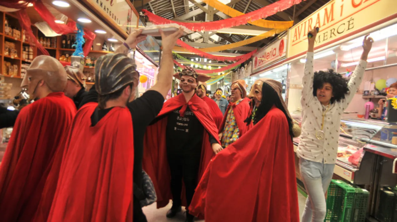 Les entitats de&nbsp;Cultura Popular El Nus faran una cercavila pels mercats de la ciutat en companyia de&nbsp;la Cort dels Set Pecats Capitals,&nbsp;fent gresca, animant la compra i recollint menjars per celebrar el Carnaval del Prat amb golafreria i exc&eacute;s.&nbsp; Av. del Doctor Gallart i Mon&eacute;s. A continuaci&oacute; c. de Rosa Ribas Parellada per arribar al Mercat del Remolar; Tornaran pel mateix cam&iacute; a pl. de Catalunya, continuaran pel C. de Lleida per arribar al mercat de la pla&ccedil;a&nbsp;Blanes, c. de Frederic Soler, i c. de Ferran Puig.&nbsp;Tomben pel c. Madoz fins a c. Jaume Casanovas. Tot seguit prenen el c. Doctor Mart&iacute; i Juli&agrave;, c. Ferran Puig i pl. de la Vila fins a arribar al Mercat Municipal sobres les 13 h. Des d'El&nbsp;Nus us conviden a l'aperitiu de Carnaval que se&nbsp;celebrar&agrave; amb els menjars recollits durant la cercavila. Us esperem&nbsp;a les 13.30 h, a La Nau de Cultura Popular, a la pla&ccedil;a Xavier Ruiz.&nbsp;&nbsp;Veure m&eacute;s