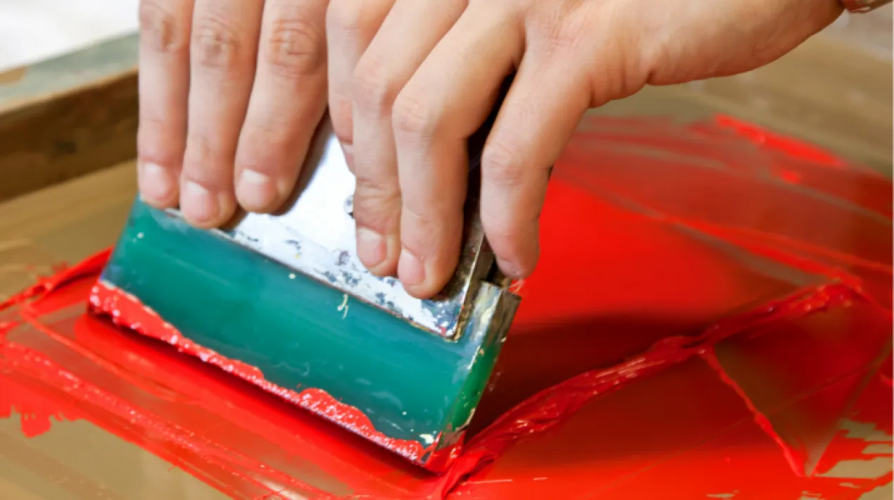 Taller d'estampaci&oacute; de samarretes reivindicatives amb la t&egrave;cnica de serigrafia t&egrave;xtil&nbsp;manual.&nbsp;Les plantilles estaran fetes de manera casolana amb imatges i s&iacute;mbols per poder portar-la el dia del 8M. Cal portar la samarreta (es recomana un color clar, si&nbsp;&eacute;s&nbsp;possible lila).&nbsp; La resta de material la posar&agrave; el Centre. &nbsp; Activitat adre&ccedil;ada a persones majors de 60 anys.&nbsp; Cal inscripci&oacute; pr&egrave;via contactant amb el&nbsp;Centre C&iacute;vic Jardins de la Pau.Veure m&eacute;s
