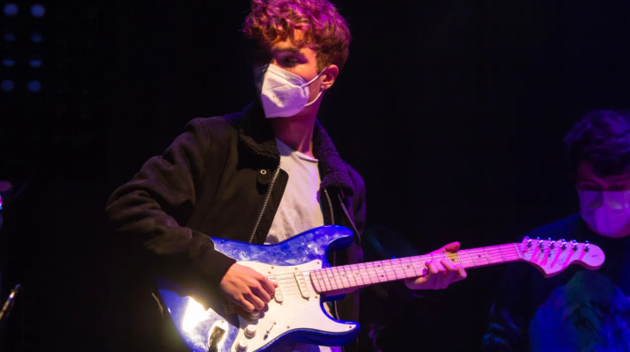 L'Escola Sona &eacute;s la vostra oportunitat per veure l'avan&ccedil; dels combos de L'Escola d'Arts en Viu. Els combos s&oacute;n les agrupacions d'alumnes a semblan&ccedil;a d'un grup de m&uacute;sica est&agrave;ndard, bateria, guitarra, baix, tecles, veus, vents, etc. Us hi esperem!Veure m&eacute;s