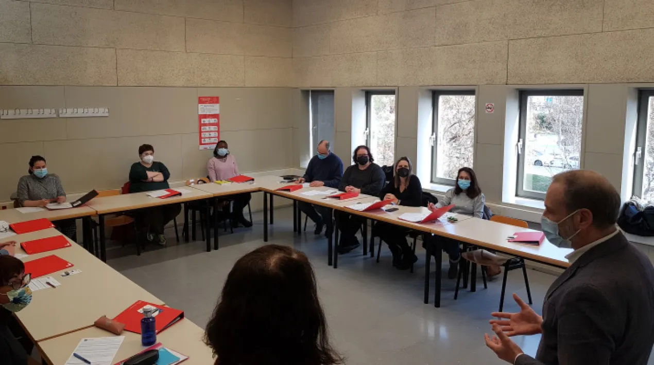  El passat  dilluns 7 de març al Centre de Promoció Econòmica es va iniciar, en format presencial, la primera de les dues accions formatives del Programa Treball, Talent i Tecnologia de la Diputació de Barcelona En el marc del projecte Logística 4.0: generant un ecosistema d’innovació, l’Ajuntament del Prat de Llobregat posa en marxa una línia d’accions formatives amb l’objectiu de garantir la millora competencial de les persones en cerca d’ocupació en la cadena de valor de la logística, repercutir en el coneixement de la tecnologia com a element diferencial en l’àmbit professional de la logística i apropar les persones participants en l’ús de les tecnologies 4.0 en els seus llocs de treball. Durant les 200 hores de la formació Avança amb la logística 4.0 - Itinerari administració i gestió comercial, s’oferiran continguts relacionats amb la introducció a la transformació digital del sector i dels processos de gestió de l’empresa logística, junt amb la transmissió de coneixements i competències per a l’ús d’eines digitals i tecnològiques en les ocupacions d’administració i gestió comercial. La gestió comercial i l’administració és present a tota activitat empresarial i, dins de la cadena de valor de la logística, és un àmbit d’ocupació transversal que resulta clau en el procés de digitalització de les empreses i la millora de l’eficiència i la competitivitat. Per a totes les persones que puguin estar interessades en la formació específica de la logística 4.0, ja els podem avançar que el pròxim 28 de març començarà el segon dels cursos del programa. Podeu trobar més informació del projecte i les seves accions formatives a https://www.elprat.cat/empresa-comerc-i-ocupacio/voleu-formar-vos/programa-treball-talent-i-tecnologia-projecte-logistica.Veure més