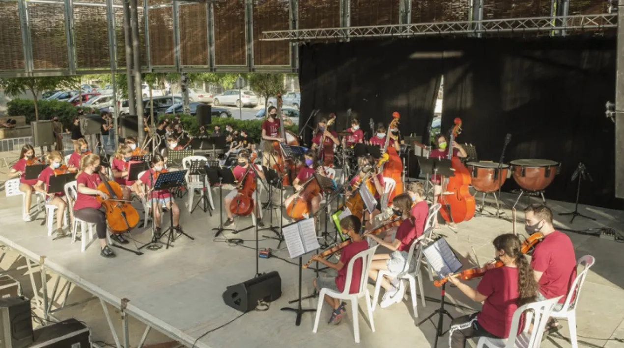 Concert de les diferents orquestres de corda de l'Escola d'Arts en Viu. Hi participaran les dos orquestres d'infants de L'Escola, que porten el nom de Monteverdi i Du Pre, l'Orquestra de joves que porta el nom d'Anne-Sophie i l'Orquestra de Cambra d'adults.  La gestió de les entrades per a aquest concert es realitzarà des de L'Escola d'Arts en Viu.Veure més