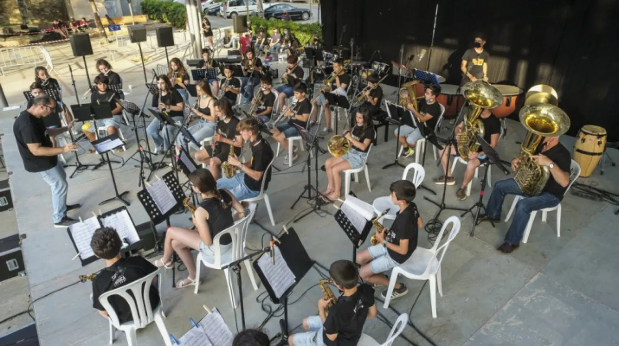 Concert dels conjunt&nbsp;instrumentals&nbsp;de vent,&nbsp;percussi&oacute; i guitarres de l'Escola d'Arts en Viu. Per les limitacions d'aforament covid, la gesti&oacute; de les entrades per a aquest concert es realitzar&agrave; des de L'Escola d'Arts en Viu i &uacute;nicament per als acompanyants de l'alumnat.Veure m&eacute;s