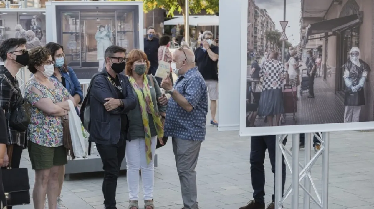  La plaça de Catalunya del Prat acull des d’ahir l’exposició “Hores (tristes) de Prat” del reconegut fotoperiodista de la ciutat, David Airob. La mostra, que es podrà visitar fins al 3 d’octubre, retrata en imatges com s’ha viscut la pandèmia al Prat i com ha afectat diferents àmbits i situacions de la vida quotidiana. És el resultat del treball del fotoperiodista durant més d’un any, des de l’inici de l’estat d’alarma fins a principis de 2021. En l’acte d’inauguració de l’exposició, celebrar ahir, el fotoperiodista va estar acompanyat per l’alcalde del Prat, Lluís Mijoler, i la tinenta d’alcalde d’Educació i Cultura de l’Ajuntament del Prat, Pilar Eslava, entre d’altres regidors i regidores i representants del consistori. La mostra consta d’un total de 28 fotografies, que retraten situacions diverses viscudes durant la pandèmia al Prat, que mostren des de les experiències més dures i difícils fins a d’altres més esperançadores, que reflecteixen com, malgrat tot, la vida i les activitats quotidianes seguien obrint-se pas en el context de la covid.  Hi podem trobar imatges de la tasca dels sanitaris als hospitals i en les visites domiciliàries, la situació de les residències de gent gran, l’impacte de la pandèmia al món cultural i educatiu, sobre el comerç i la restauració, etc. També hi podem trobar imatges del Nadal tan estrany que vam viure a finals de l’any passat o instantànies esperançadores com la de les primeres vacunacions al Prat.   Totes aquestes fotografies passaran a formar part de l’Arxiu municipal i formaran part de la memòria col·lectiva de tots els pratencs i pratenques. Els peus de foto i continguts resumits de l’exposició també es poden trobar a l’apartat del web municipal de Patrimoni Cultural. David Airob, nascut a Barcelona el 1967 i resident al Prat, ha estat fotògraf des de 1990 fins al 2018 del diari La Vanguardia, rotatiu del qual va ser redactor en cap de la Secció de Fotografia. Actualment, treballa com a freelance per a diferents mitjans.També ha estat reconegut amb diversos premis nacionals i internacionals de fotografia (World Presss Photo, Sony World Photography Awards, Poy Latam, etc) i ha publicat en revistes d’arreu del món. Des de 2013, també treballa com a videògraf, realitzant diversos curts i documentals.  El documental “103” de David Airob i José Bautista s’estrena el 8 de juliol També el proper 8 de juliol s’estrenarà al Cèntric Espai Cultural el documental “103”, realitzat per David Airob juntament José Bautista i dedicat a l’experiència viscuda pel veí del Prat Fernando Domínguez després d’ingressar per covid a l’Hospital de Bellvitge. Domínguez va ser el primer pacient que va sortir amb vida de la Unitat de cures Intensives del centre el 31 de març de 2020 i l’endemà va començar a escriure una carta, que ha inspirat el documental. Després de la presentació del documental, que es tornarà a projectar el 12 de juliol, s’obrirà un col·loqui amb els protagonistes.  L'entrada per veure el documental és gratuïta però cal reservar plaça.  La presentació d’aquesta exposició i documental s’emmarquen en el conjunt d’activitats que es desenvolupen al Prat per recuperar i mantenir la memòria dels temps de pandèmia, en un context en què ja comença a millorar la situació sanitària. La primera d’aquestes activitats va ser l’acte en record a les víctimes pratenques de la covid i de reconeixement a l’esforç i solidaritat de la ciutadania, del passat diumenge 27 de juny.Veure més