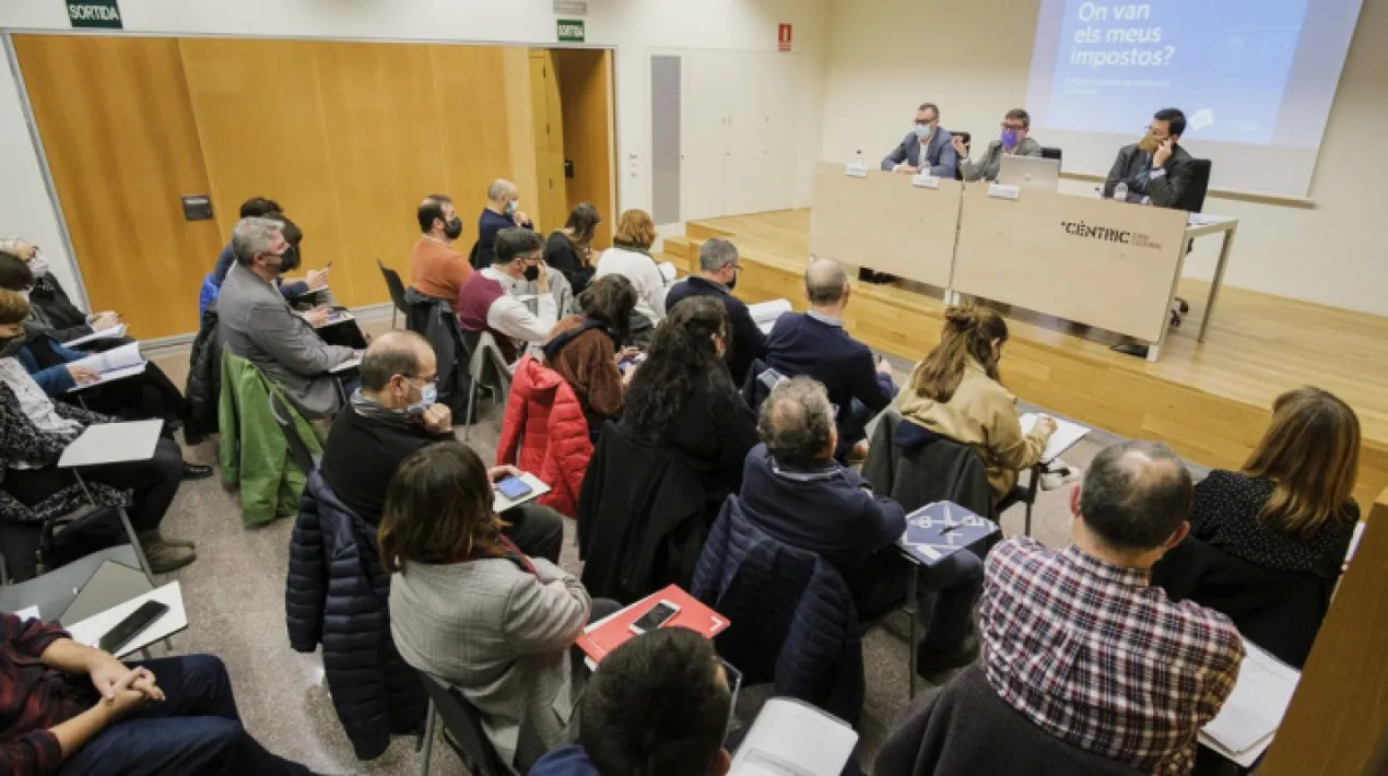  &nbsp; L&rsquo;Ajuntament del Prat ha presentat aquest dilluns, 20 de desembre, la seva proposta pressupost&agrave;ria per a l&rsquo;any 2022, en l&rsquo;audi&egrave;ncia p&uacute;bica celebrada al C&egrave;ntric Espai Cultural. D&rsquo;acord amb aquesta proposta, que es debatr&agrave; i votar&agrave; al ple municipal extraordinari de dem&agrave; dimecres, els pressupostos de l&rsquo;Ajuntament per a l&rsquo;any vinent sumen un total de 107,97 milions d&rsquo;euros (100,27 milions de despesa ordin&agrave;ria i 7,69 milions d&rsquo;inversions),un 2,7% m&eacute;s que el 2021. &nbsp; A l&rsquo;audi&egrave;ncia p&uacute;blica, s&rsquo;ha presentat tant la proposta de pressupost de l&rsquo;Ajuntament com el de les diferents empreses municipals (Aig&uuml;es del Prat, Prat Espais i El Prat Comunicaci&oacute;) i el del Consorci del Prat Nord. En total, els pressupostos de la corporaci&oacute;, sumats al de les empreses municipals i als d&rsquo;aquest consorci, ascendeixen a un total de 117,84 milions d&rsquo;euros (109,07 de despesa ordin&agrave;ria i 8,77 d&rsquo;inversions),segons la proposta presentada. La proposta pressupost&agrave;ria de l&rsquo;Ajuntament de 2022 s&rsquo;ha plantejat amb el doble repte de finalitzar l&rsquo;estrat&egrave;gia de construcci&oacute; de la ciutat front a la pand&egrave;mia i d&rsquo;avan&ccedil;ar en els objectius de millora de la sostenibilitat social i ambiental del Pla d&rsquo;Actuaci&oacute; Municipal (PAM) 2020-2023. En aquests moments, l&rsquo;estrat&egrave;gia de reconstrucci&oacute; s&rsquo;ha executat en un 83% i el PAM en un 64%. Els ingressos municipals: reptes i oportunitats Alhora, els comptes municipals s&rsquo;han hagut d&rsquo;elaborar tenint en compte nous reptes i oportunitats del context actual. D&rsquo;una banda, han hagut d&rsquo;ajustar-se a la p&egrave;rdua d&rsquo;ingressos que comportar&agrave; la recent sent&egrave;ncia del Tribunal Constitucional sobre el denominat impost de la plusv&agrave;lua (que en el cas del Prat es xifrava inicialment en 3 milions). Aix&ograve; no obstant, l&rsquo;Estat ha aprovat ja una nova regulaci&oacute; per la via d&rsquo;urg&egrave;ncia i tamb&eacute; &eacute;s previst que s&rsquo;aprovi una compensaci&oacute; per als Ajuntaments per les p&egrave;rdues sobrevingudes. D&rsquo;altra banda, els comptes municipals tamb&eacute; s&rsquo;enfronten a l&rsquo;augment dels costos energ&egrave;tics i financers. Les despeses per pagar el gas, l&rsquo;electricitat i les comissions banc&agrave;ries ascendiran a 3.013.017 euros el 2022, prop d&rsquo;un mili&oacute; d&rsquo;euros m&eacute;s que el 2021. D&rsquo;altra banda, la proposta pressupost&agrave;ria encara no incorpora les noves oportunitats d&rsquo;ingressos per finan&ccedil;ar projectes de reconstrucci&oacute; i d&rsquo;innovaci&oacute; que es derivaran la iniciativa europea &nbsp;Next Generation. El pressupost d&rsquo;acci&oacute; social, el que m&eacute;s creix En coher&egrave;ncia amb l&rsquo;objectiu d&rsquo;avan&ccedil;ar en la cohesi&oacute; social i en la lluita contra les desigualtats, una de les &agrave;rees en qu&egrave; m&eacute;s s&rsquo;incrementar&agrave; el pressupost municipal de despeses ser&agrave; la d&rsquo;acci&oacute; social i comunit&agrave;ria, a la qual es destinaran 14.634.083 euros, cosa que representa un increment net del 3,8% respecte al 2021. Es refor&ccedil;ar&agrave; especialment la despesa en els Serveis d&rsquo;Atenci&oacute; Domicili&agrave;ria, que ja arriben a prop de 700 persones de la ciutat i continuaran ampliant-se durant el 2022. Tamb&eacute; cal destacar la nova partida de 89.000 euros per impulsar projectes de salut mental comunit&agrave;ria. &nbsp;Aix&iacute; mateix, es mantindr&agrave; l&rsquo;esfor&ccedil; pressupostari en ajuts socials per a les persones amb dificultats socioecon&ograve;miques o per costejar el preu de l&rsquo;habitatge. En mat&egrave;ria social, tamb&eacute; es far&agrave; una aportaci&oacute; extra de 30.000 euros per donar suport a la poblaci&oacute; m&eacute;s jove pel que fa a la salut mental. A m&eacute;s, s&rsquo;establir&agrave; una partida de 30.000 euros per al projecte &ldquo;Bo jove&rdquo;, que permetr&agrave; a les persones menors de 25 anys adquirir entrades per a actes culturals amb una tarifa plana cinc euros. D&rsquo;altra banda, &eacute;s previst incrementar un 37% l&rsquo;aportaci&oacute; a la Fundaci&oacute; Rubricatus fins als 100.000 euros per refor&ccedil;ar els seus serveis, especialment adre&ccedil;ats a la inserci&oacute; sociolaboral de persones amb diversitat funcional. Pel que fa a la despesa de la resta d&rsquo;&agrave;rees municipals (veure a la&nbsp;presentaci&oacute; de la proposta pressupost&agrave;ria&nbsp;l&rsquo;evoluci&oacute; de la despesa per &agrave;mbits),cal destacar tamb&eacute; l&rsquo;increment del 7,60% d&rsquo;acci&oacute; ambiental i energia respecte al 2021 (que el 2022 comptar&agrave; amb un pressupost ordinari de 1.765.005 euros),en el marc del desplegament de l&rsquo;estrat&egrave;gia de transici&oacute; energ&egrave;tica a la ciutat. Aix&iacute; mateix, augmenta la despesa en Salut P&uacute;blica i Consum (+5,7%, amb un pressupost de 1.876.397 euros per al 2022) i Activitat F&iacute;sica i Esport (+3,01, 7.634.399 euros el 2022),en un moment en qu&egrave; l&rsquo;Ajuntament vol promoure la salut de la ciutadania i reactivar la seva pr&agrave;ctica esportiva que s&rsquo;ha vist afectada pel context de la pand&egrave;mia. Aix&iacute; mateix, el pressupost municipal s&rsquo;ha ajustat a la recent reestructuraci&oacute; del govern municipal, que ha suposat, entre d&rsquo;altres modificacions, la creaci&oacute; de la nova &agrave;rea d&rsquo;Alcaldia, Innovaci&oacute;, Agenda 2030 i&nbsp;Next Generation, que aquest primer any tindr&agrave; un pressupost de 799.760 euros. Inversions per pacificar carrers i millorar equipaments i espais p&uacute;blics En l&rsquo;apartat d&rsquo;inversions, aquest 2022 es comen&ccedil;aran a executar projectes per pacificar carrers i espais p&uacute;blics de la ciutat com els seg&uuml;ents: La creaci&oacute; d&rsquo;un gran eix verd de creuar&agrave; la ciutat de Nord a Sud i la reconnectar&agrave; amb el seu entorn natural i agr&iacute;cola, pacificant l&rsquo;Avinguda del Canal entre l&rsquo;escola bressol Sol Solet i la pla&ccedil;a de Catalunya (2.809.408 euros). La pacificaci&oacute; d&rsquo;alguns trams dels carrers de Castella i Frederic Soler (563.000 euros). La creaci&oacute; d&rsquo;una gran illa pacificada en l&rsquo;entorn dels carrers Sant Boi i Viladecans, una vegada hagi finalitzat la pacificaci&oacute; dels carrers de Bartrina i Sant Pere (1.010.350 euros). La reordenaci&oacute; del carrer d&rsquo;Enric Borr&agrave;s amb l&rsquo;eixamplament de les voreres (1.104.000 euros). Pel que fa a una de les inversions m&eacute;s importants previstes, la de la nova resid&egrave;ncia de gent gran del Prat, un cop triat el projecte constructiu a finals d&rsquo;aquest any per un jurat independent, el 2022 s&rsquo;acabar&agrave; de planificar i preparar tot el necessari per comen&ccedil;ar les obres el 2023. &nbsp;Altres inversions s&oacute;n: La reforma de l&rsquo;Institut Escola Pepa Colomer, cofinan&ccedil;ada amb la Generalitat de Catalunya (1.651.468 euros). Les millores a les instal&middot;lacions i grades del CEM Estruch i Julio M&eacute;ndez (1.170.000 euros). L&rsquo;execuci&oacute; de projectes aprovats en el marc del darrer proc&eacute;s de&nbsp;pressupostos participatius&nbsp;(1.590.000 euros). La remodelaci&oacute; de la Pla&ccedil;a 17 de setembre, de la de l&rsquo;Estany de Sant Maurici i del Passeig de Ramon Codina (4.130.000 euros). Habitatge: adquisici&oacute; de m&eacute;s solars a l&rsquo;Eixample Sud per augmentar el parc p&uacute;blic d&rsquo;habitatge assequible en aquell entorn (1.453.013 euros). Inversions per un Prat m&eacute;s sostenible i per la transformaci&oacute; digital Aix&iacute; mateix, &eacute;s previst invertir en projectes estrat&egrave;gics per promoure la transici&oacute; energ&egrave;tica amb fons mobilitzats pel propi ajuntament, complementats amb els que es puguin obtenir d&rsquo;altres administracions, com els fons europeus&nbsp;Next Generation. &nbsp;Les inversions previstes s&oacute;n per a iniciatives ja en marxa com ara la instal&middot;laci&oacute; de plaques fotovoltaiques en sostres municipals -que s&rsquo;ha iniciat amb l&rsquo;experi&egrave;ncia pionera a l&rsquo;escola Charles Darwin- o el de mobilitat compartida a la feina, o nous projectes com els seg&uuml;ents: la implantaci&oacute; de la Zona de Baixes Emissions; l&rsquo;eix verd a l&rsquo;Avinguda del Canal; la pacificaci&oacute; a l&rsquo;entorn de Sant Pere, Viladecans, Sant Boi; la xarxa de carrils bici a pols d&rsquo;activitat econ&ograve;mica; la millora del sistema de reciclatge; o la transformaci&oacute; digital de l&rsquo;administraci&oacute; local. &nbsp; Es pot consultar aqu&iacute;&nbsp;la&nbsp;presentaci&oacute; de la proposta pressupost&agrave;ria.Veure m&eacute;s