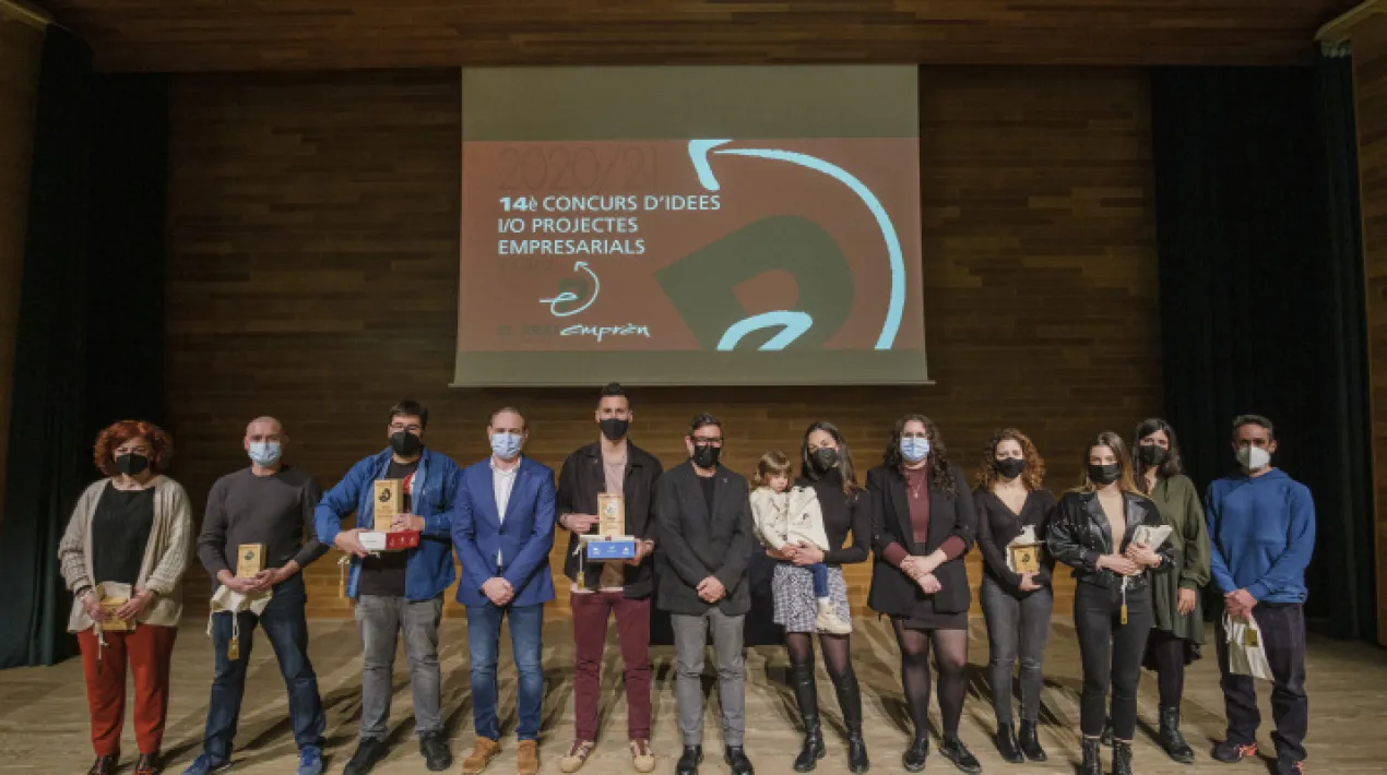  El passat 3 de febrer es va celebrar la 14a edició dels premis El Prat Emprèn Marta Mayordomo, que reconeixen els millors projectes empresarials pratencs. L’auditori del Cèntric Espai Cultural va acollir la cerimònia, a la qual van assistir unes 150 persones. Aquesta edició dels premis va ser especial per dos motius. En primer lloc, suposaven la seva represa després que el 2021 es cancel·lessin per la pandèmia, motiu pel qual ahir també es van premiar els projectes de 2020. En segon lloc, prenien el nom de la regidora Marta Mayordomo per honorar la seva memòria i posar en valor el seu compromís en l’àmbit econòmic del Prat. La cerimònia va començar amb la interpretació de tres cançons del grup britànic The Cure, uns dels favorits de la regidora Mayordomo. A continuació, va prendre la paraula el tinent d’alcalde de Desenvolupament Econòmic, Juan Carlos Moreno, que va concloure el seu discurs amb unes paraules de record per la seva companya traspassada el desembre de 2020.   Projectes premiats i mencions especials El restaurant l’Àpat va guanyar el premi a millor projecte en l’àmbit de comerç i/o turisme de l’any 2020. En aquesta categoria van rebre mencions especials Lola’s Brunch, Do-Jo Escola de Taekwondo i Maracuyá. La regidora de Comerç i Turisme, Marina García, va ser l’encarregada d’entregar aquest premi. El premi al millor projecte d’economia social i cooperativa de 2020, lliurat per l’alcalde, Lluís Mijoler, va ser per la distribuïdora Rodaprat. L’Aquelarre va rebre menció especial. L’empresa d’instal·lació de plaques solars SolarPrat va guanyar el premi al millor projecte empresarial de 2020, que va entregar Moreno. En aquesta categoria les mencions especials van ser per Sanro the Barber, Thelprat Magazine i Team Block 3D. Visioprat va aconseguir el premi a millor projecte en l’àmbit del comerç i/o turisme de 2021, que també va lliurar García. Diana Farmer, el Taller i Padelcrack van obtenir mencions especials. Tot seguit, Moreno va entregar el premi a millor projecte d’economia social i cooperativa de 2021 al Festival Esperanzah. Ser qui vull ser va rebre menció especial en aquesta categoria. El darrer guardó, millor idea empresarial de 2021, va premiar Pa’lo Shanti. Les mencions especials van ser per Reedufisió, Rafaela Logopeda i Kiamis.   Millors plans d’empresa de l’alumnat del PFI-PTT Durant la cerimònia, també es van concedir diplomes als millors plans d’empresa elaborats per alumnat del programa de Transició Escola-Treball (PFI-PTT) del Prat. Es tracta d’un programa de formació i inserció que es realitza a l’institut Illa dels Banyols i que potencia actituds positives envers la cultura emprenedora, la creativitat i el treball en equip.Veure més