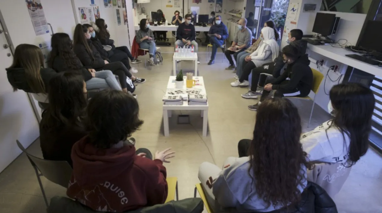  Les trobades del cicle “Parla amb l’alcalde” s’han reprès a finals d’aquest mes de febrer, amb l’objectiu d’abordar diferents temes amb les persones, col·lectius i entitats que treballen en diferents àmbits de la ciutat. Si en la fase anterior del cicle, les trobades de l’alcalde amb la ciutadania i el teixit social i associatiu s’havien distribuït per diferents zones i barris del Prat, en aquesta segona etapa l’enfocament serà temàtic. La primera d’aquestes trobades temàtiques es va celebrar ahir, dimarts 22 de febrer, i es va dedicar a abordar les necessitats i inquietuds de les persones joves d’entre 14 i 17 anys. Es va fer el Lloro, on es troben els serveis de Joventut de l’Ajuntament del Prat. Com les diferents trobades que es faran enguany, el lloc escollit per fer aquesta trobada estava vinculat al tema tractat. La següent trobada programada és el dimarts 1 de març a les 19 h i se centrarà en l’esport. Per això, l’emplaçament escollit serà el Centre Esportiu Municipal (CEM) Estruch. Les inscripcions estan obertes i es poden fer aquí. Amb aquestes dues primeres trobades, es reprèn el cicle “Parla amb l’alcalde”, que ja es va iniciar a principis d’aquest mandat amb trobades per abordar les necessitats del veïnat de diferents zones de la ciutat en espais com els Centres Cívics Sant Jordi-Ribera Baixa, Jardins de la Pau o Palmira Domènech.  En el context de la pandèmia sanitària, el cicle ha patit interrupcions per la impossibilitat de fer trobades presencials i ara es reprèn, superada la sisena onada de la covid.  En total, durant el 2022, es preveu programar una desena de trobades temàtiques, que s’aniran anunciant al llarg de l’any. S’abordaran temes vinculats a l’educació, la cultura, el món econòmic i empresarial, la restauració i el comerç o  l’energia, entre d’altres. Les entitats podran sol·licitar un “Parla amb l’alcalde” a la carta A més de les sessions temàtiques impulsades des de l’Ajuntament, s’oferirà a les entitats de la ciutat que puguin sol·licitar la seva trobada amb l’alcalde per plantejar-li les seves propostes, necessitats o inquietuds. Aquesta mateixa setmana, es farà arribar un butlletí a les entitats de la ciutat per tal d’explicar-los el procediment per sol·licitar aquestes trobades amb l’alcalde si ho desitgen. Un cicle emmarcat en el Pla local de govern obert Les trobades de “Parla amb l’alcalde” s’emmarquen en el Pla de govern obert de l’Ajuntament del Prat per tenir en compte les diferents necessitats i inquietuds de la ciutadania i el teixit social i associatiu de la ciutat a l’hora d’adoptar decisions vinculades a la política municipal. La voluntat és, doncs, governar escoltant. En aquest sentit, cal recordar que a la ciutat existeixen diferents espais de participació formals i reglats, com ara els Consells Municipals (de dones, de salut, d’educació, etc.). Les trobades de “Parla amb l’alcalde” no constitueixen un òrgan de participació formal com els anteriors, sinó que són espais de trobada informal, perquè la ciutadania o les entitats puguin plantejar en un format més distès aquelles qüestions que els preocupen. A més d’aquestes trobades, en el marc del Pla de govern obert, l’alcalde Lluís Mijoler també intercanvia punts de vista i opinions amb la ciutadania a través d’altres espais i canals de comunicació, com ara el videoblog que es pot consultar al web municipal; o el programa Contrasenyes de El Prat Ràdio, en què contesta directament preguntes plantejades pels veïns i veïnes de la ciutat.Veure més