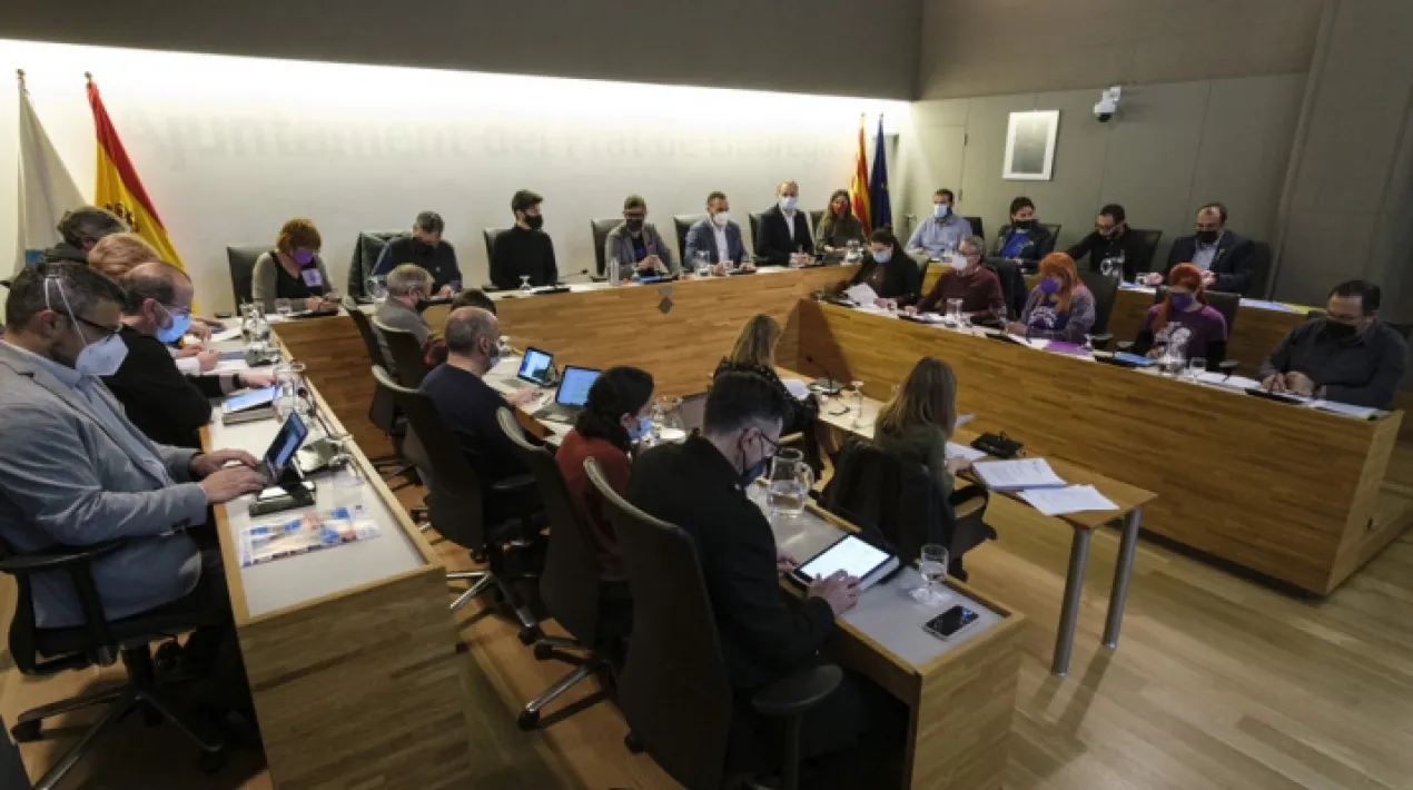  El ple municipal del Prat, celebrat aquest dimecres 1 de juny, ha aprovat una moció pel dret fonamental a la seguretat i contra l’alarmisme i les fake news, presentada per tots els grups municipals (el Prat en Comú, el PSC, ERC i Podem) menys el de Ciutadans. De fet, la moció aprovada s’ha presentat com a esmena a la totalitat a un text presentat per C’s, que ha decaigut en aprovar-se el text de la resta de grups. La moció demana que el diagnòstic sobre la situació de seguretat a la ciutat parteixi d’anàlisis rigoroses i no en base a fake news, informacions no contrastades o rumors que puguin conduir a l’alarmisme sense fonaments. Entre les anàlisis rigoroses, se citen, entre d’altres, l’aportada el passat 27 d’abril per la Junta local de seguretat, que anualment aplega els representants dels diferents cossos policials que actuen al Prat (Policia local, Mossos d’Esquadra, Policia Nacional i Guàrdia Civil). La darrera junta va concloure que la situació de seguretat al Prat va millorar l’any 2021 respecte al context de prepandèmia, com mostren diversos indicadors, com ara la davallada del 28,6% i del 12,2% de les infraccions penals i de les detencions a la ciutat, respectivament, entre 2019 i 2021. La moció reconeix, a més, la tasca dels cossos de seguretat per fer possible aquesta millora dels indicadors, alhora que constata la necessitat de seguir treballant per front als continus reptes en aquesta matèria. En aquest sentit, es reclama a la Generalitat que reforci la presència dels Mossos al Prat, cosa que se sumaria a la voluntat de la policia local de seguir renovant la plantilla, per la qual cosa té prevista una convocatòria per seleccionar 11 nous i noves agents. Un altra demanda de la moció aprovada avui és la constitució d’una taula de treball per valorar la instal·lació de càmeres de videovigilància en diversos punts de la ciutat, una possibilitat que ja va començar a estudiar l’any 2019 la policia local, per instrucció del govern municipal. A més, es continuaran aprofitant les oportunitats de les TIC en aquesta matèria de seguretat, com es fa ja amb l’APP de seguretat ciutadana, que permet a qualsevol veí o veïna notificar a la policia local amb immediatesa qualsevol incidència o emergència. El text de la moció insta alhora el poder judicial a convertir un dels cinc jutjats d’instrucció de la ciutat en un jutjat especialitzat en els fets delictius identificats a l’aeroport i al port, una part del qual es troba al terme municipal del Prat. A propòsit dels fets delictius que produeixen en aquestes dues grans infraestructures, es demana al Ministeri de l’Interior que segregui les dades de criminalitat del nucli urbà del Prat de les que de l’aeroport i el port, per no donar una imatge esbiaixada de la situació de seguretat a la ciutat. També s’insta als mitjans de comunicació a informar amb rigor sobre aquesta qüestió i a reprovar aquells grups o representants polítics que difonguin conscientment dades errònies o inexactes de la seguretat a la ciutat per interessos partidistes. Manifest pel Dia Mundial de Presa de Consciència de l’Abús i el Maltractament en la Vellesa D’altra banda, el ple municipal ha aprovat avui per unanimitat el Manifest del Dia Mundial de Presa de Consciència de l’Abús i el Maltractament en la Vellesa (15 de juny),del Consell Consultiu de la Gent Gran del Baix Llobregat. La moció demana, entre d’altres qüestions, aprovar una llei catalana i estatal per protegir els drets de la gent gran; que es destinin els recursos necessaris per prevenir, detectar i intervenir en situacions de maltractament d’aquest col·lectiu; crear un observatori especialitzat en el tema; o garantir el correcte funcionament dels centres d’atenció a la gent tant públics com privats.Veure més