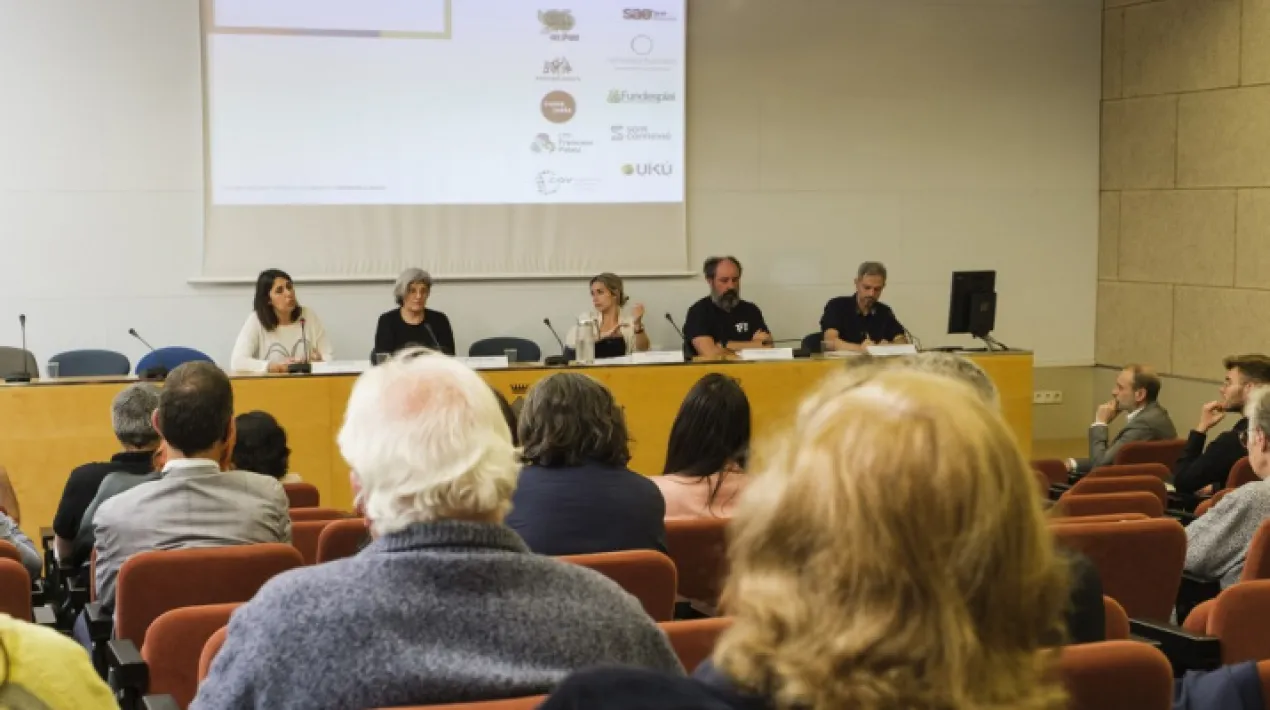  Un estudi capdavanter del Prat ha xifrat en prop de 33 milions d’euros el valor social que aporta l’economia cooperativa a la ciutat en plena pandèmia, l’any 2020. Són dades que monetitzen també el retorn social de les seves activitats més enllà dels beneficis estrictament econòmics. Formen part del balanç anual del valor que aporta l’economia social i cooperativa (ESC) al Prat, del qual es va presentar un avenç de resultats divendres passat al Centre de Promoció Econòmica de la ciutat. L’acte es va celebrar en el marc del cicle del Maig Cooperatiu, que es dedica a la divulgació dels valors i de les activitats de l’ESC al Prat i a tot el Baix Llobregat. Aquestes dades s’han extret a partir d’una innovadora metodologia, a partir de la qual es pot extreure el denominat Valor Social Integral (VSI). Aquesta metodologia, creada pel grup de recerca de la Universitat del País Basc dirigit pel doctor Retolaza, expressa en termes monetaris el valor que una organització reporta a la societat, integrant els resultats econòmics i socials en un únic concepte. Les entitats de l’economia social multipliquen per 7 la inversió pública rebuda i per 2 la seva pròpia inversió en les activitats que fan Les dades del VSI de l’economia social i solidària del Prat també mostren que el retorn social de les entitats del sector a la ciutat multiplica per 7 la inversió pública rebuda. A més, mostra que, per cada euro que les entitats destinen a les seves pròpies activitats, se’n generen dos de benefici per a la societat.   Al Prat, l’Ajuntament i 11 entitats de l’economia social i solidària de la ciutat van començar a impulsar el càlcul del VSI l’any 2018. Entre 2018 i 2019, el VSI va passar de 28.466.633 a 33.128.864 (+16%). Entre 2019 i 2020, el seu valor s’ha mantingut.  Si el VSI es va mantenir en l’any més dur de la pandèmia, és perquè, tot i baixar la facturació econòmica de les entitats, el retorn social dels seus projectes solidaris es va incrementar significativament. Cal tenir en compte que moltes entitats de l’economia social van reforçar els seus serveis o van crear-ne nous per donar suport als col·lectius més vulnerables afectats per la pandèmia durant el 2020 (persones grans, amb discapacitat, amb dificultats socioeconòmiques, etc.). Un aposta per visualitzar el valor real de l’economia social En aquesta edició, l’Ajuntament del Prat ha promogut el càlcul del VSI de l’economia social i cooperativa (ESC) juntament amb les 12 entitats següents: Cooperativa Obrera de Viviendas,  CPS Francesc Palau, GATS, Fundació Cassià Just-Cuina Justa, Fundació Esperanzah, Fundació Espigoladors, Fundació Rubricatus,  Fundesplai, Saó Prat associació i empresa d’inserció, Som Connexió SCCL, Uikú Coworking del Prat SCCL i la Cooperativa Agrícola del Prat, que hi ha participat per primera vegada. L’Ajuntament i les entitats comparteixen la necessitat de sistematitzar el càlcul del VSI de forma anual, i fer la corresponent valoració, per tal de visualitzar el valor real que genera l’ESC al Prat i aportar eines útils per a la presa de decisions en relació a aquest tema per part de les pròpies organitzacions, l’administració i la ciutadania en general. El VSI vol diferenciar-se de les lògiques que només tenen en compte els beneficis econòmics, per posar en valor que l’activitat de les organitzacions també es pot mesurar pel que fa al seu impacte social.  A l’acte de presentació, hi han intervingut el tinent d’alcalde de Desenvolupament Econòmic, Juan Carlos Moreno; i la professora de l’ESCI-UPF i directora acadèmica de la Càtedra Mango de RSC, Sílvia Ayuso, encarregada d’explicar la metodologia del VSI. També hi han intervingut representants de les diverses entitats participants de l’estudi. L’acte l’han moderat representants d’Anthesis Lavola i Heres Social, que assessoren l’Ajuntament del Prat i les entitats en aquesta matèria.Veure més