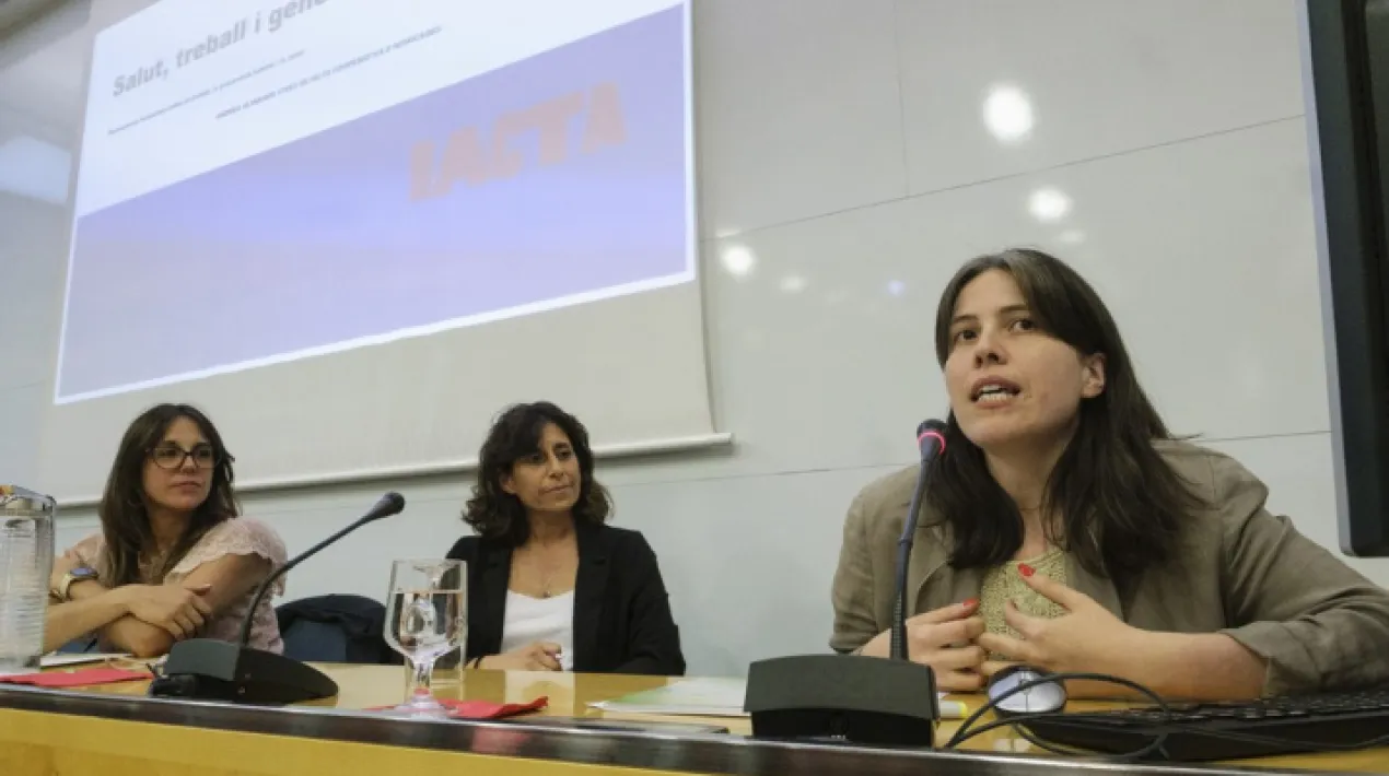  Les condicions laborals (i l'atur) tenen repercusió en la salut de les persones. Aquesta afectació és més gran quan tenim en compte els eixos de desigualtat: el gènere, origen, ètnia, edat i classe social.  Durant la taula rodona Salut, treball i gènere del passat 26 de setembre,  es va posar de manifest com  la bretxa salarial, la temporalitat, el treball parcial, la pobresa i les pitjors condicions laborals afecten més a les dones, juntament amb altres grups poblacionals: joves, persones migrades i persones amb baix nivell d'estudis acadèmics. (Enllaç a l'entrevista El Prat Ràdio) Divisió sexual del treball Les dones estan sobrerepresentades en les tasques domèstiques i de cura a dins de les llars. Aquesta segregació també es produeix a l'àmbit laboral remunerat, existint oficis feminitzats i d'altres masculinitzats. Es dona la paradoxa que sent els treballs de cura imprescindibles per a la vida i el funcionament social i econòmic, són menys considerats i pitjor remunerats. La doble presència que viuen les dones (treball reproductiu i productiu),fa que tinguin menys temps per gaudir del lleure, activítat física i esportiva, la qual cosa repercuteix en la salut.    Precarietat laboral   Les dimensions de la precarietat laboral que afecten a les dones es relacionen amb la seva sobrerepresentació en el treball reproductiu:  -Salaris baixos: taxa de parcialitat més alta en les dones/segregació vertical (homes en llocs de poder més alts) i horitzontal (oficis feminitzats i oficis masculinitzats),bretxa salarial en detriment de les dones. -Drets i protecció social (la discontinuïtat en la vida laboral repercuteix en les cotitzacions i comporta pensions més baixes per a les dones). -Desapoderament (segregació vertical, els homes acostumen a ocupar els llocs més alts a les organitzacions) -Vulnerabilitat  -Capacitat per accedir a drets.  La precarietat laboral afecta especialment a les dones migrades i dones trans. El Centre de Promoció Social Francesc Palau desenvolupa, entre d'altres projectes, itineraris de formació i inserció laboral adreçats a dones en situació d'extrema vulnerabilitat. L'entitat, de forma coordinada amb altres agents i serveis municipals, acompanyen a les dones durant el seu procés d'inserció en el món laboral. Especialment colpidor va ser el testimoni d'algunes assistents a la sessió, visibilitzant la cadena global de cures: dones migrades que es veuen obligades a deixar criatures i persones dependents en els seus països d'origen (a càrrec d'altres dones),per tenir cura dels infants i persones dependents al país d'arribada.   Riscos laborals i gènere   Hi ha una invisibilització dels riscos laborals específics de les dones, més enllà de la protecció de situacions com l'embaràs o lactància. Els riscos psicosocials que afecten als sectors feminitzats estan menys reconeguts. El quadre de malalties professionals està desfassat i és androcèntric (perspectiva dels oficis masculinitzats). L'organització dels espais, equips i eines de treball encara es fa a partir d'un model masculí. La discriminació i l'assetjament per raó de gènere i assetjament sexual, tenen conseqüències molt greus en la salut (ansietat, depressió, insomni, baixa autoestima, somatitzacions diverses).   Eines que tenim   Plans d'igualtat, registres retribuitius i auditoria salarial Protocols per lluitar contra l'assetjament sexual i per raó de gènere a les empreses Inspecció de treball Unitats de Salut Laboral   Propostes   Cal més implicació dels homes i la universalització del treball reproductiu. Es fa necessària la redistribució del treball: treballar menys i repartir la feina existent. Polítiques públiques per al repartiment equitatiu del treball reproductiu         Veure més
