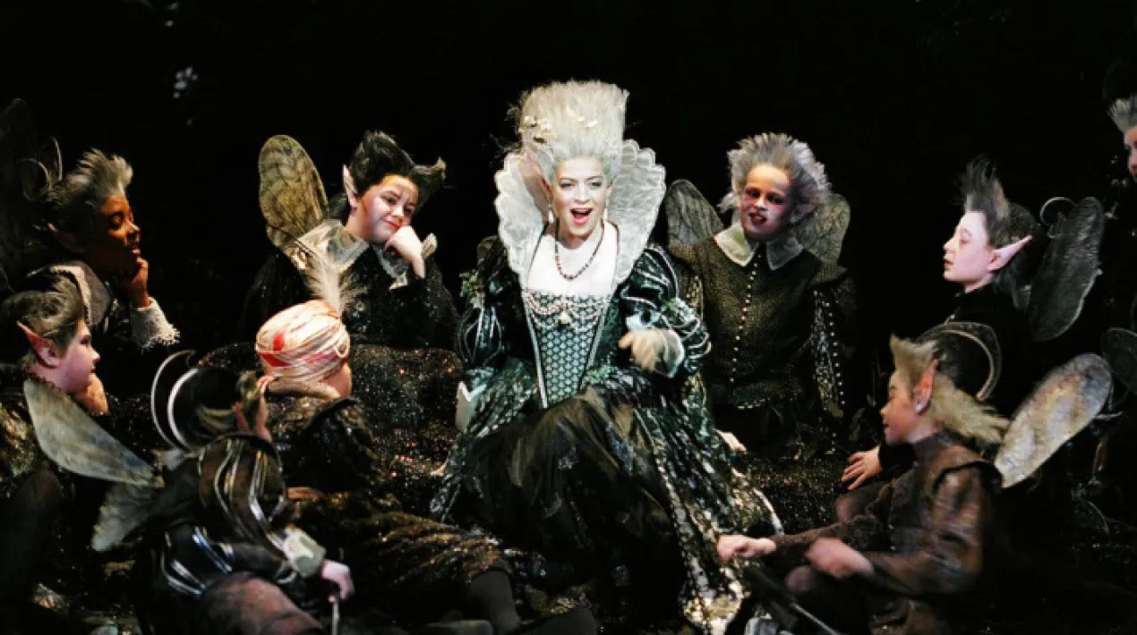 Gaudim del cicle Primavera de llibres i lletres amb la feliç trobada de l’obra de William Shakespeare amb les adaptacions operístiques que s’han fet de molts dels seus títols. Otello, Hamlet o El somni d’una nit d’estiu són alguns dels exemples que visitarem, escoltant i veient diferents produccions. Una forma senzilla i atractiva de viure la relació entre música i lletres. Xerrada divulgativa a càrrec del músic i col·laborador del Cèntric Miquel Àngel Martínez. Miquel Àngel Martínez. És Professor Superior de Música en l’especialitat de percussió (Premi Extraordinari fi de carrera). Ha estudiat als conservatoris de Castelló, València, Barcelona i a la Musikhochsdule de Würzburg. És Màster en Música com a Art Interdisciplinària per la Universitat de Barcelona i en l’actualitat cursa estudis de doctorat en musicologia a la Universidad de la Rioja. Des de 1999 col·labora amb orquestres com la del Liceu, OBC, Simfònica de Galícia, entre d’altres. Ha treballat també amb el servei educatiu de l’Auditori. Des de 2012 ha realitzat diverses tasques de divulgació i programació musical al Cèntric Espai Cultural. Activitat emmarcada en el cicle Viu l'òpera! Aquesta activitat forma part del Cicle Primavera de llibres i lletres  Activitat gratuïta amb aforament limitat. No és necessària inscripció prèvia.  Veure més