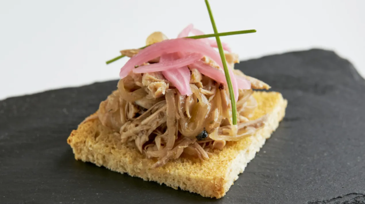    El pollastre Pota Blava tornarà a ser el protagonista gastronòmic de la tardor i el QuintoTapa serà la seva entrada per la porta gran. Serà l’ingredient protagonista de la restauració del Prat del 14 al 31 d'octubre, amb una nova edició del QuintoTapa. Aquesta au recorrerà, en forma de tapa, els 26 bars i restaurants participants del Prat, donant rellevància a un producte de primera del Parc Agrari del Baix Llobregat: els restauradors han creat un bon grapat d’atractives propostes gastronòmiques per a l’edició d’enguany. Tenint presents les mesures per mantenir la distància social i extremar la higiene per tenir cura de la salut pública, l’objectiu de #QuintoTapa2021 és donar vida de nou a una important activitat tant per a l’economia de la ciutat, com per la comarca, amb el producte estrella de les cuines de la ciutat, el Pota Blava, i al qual s’afegeixen les verdures de temporada del nostre territori, apropant-nos una alimentació més saludable i sostenible.   El Pota Blava, un producte de primera El Pota Blava, el primer que va aconseguir la IGP a l’estat. Un plomatge viu, una cresta amb 5 o 6 puntes i unes cuixes sense plomes i allargades amb un color blau pissarrós. Les seves característiques de criança són úniques: criat en granja, amb espai suficient pel seu creixement, i una alimentació que segueix el reglament de la IGP. Quan surt de la cassola, el resultat és espectacular, amb una carn fina i melosa, un gust i sabor persistents, rica en proteïnes i pocs greixos.   Vot a quintotapa.cat de les millors tapes Continua la proposta de la tapa Pota Blava (de 3,5 €) i la tapa de la casa (de 3 €) amb un Quinto Magna, a més de poder gaudir de les propostes amb vins DO Penedès. Aquest any, el QuintoTapa torna amb el sistema de vot on line a quintotapa.cat per escollir les millors tapes de la ruta gastronòmica i el millor cambrer o cambrera. En el seu afany de ser més sostenibles, AGT redueix els elements en paper de la ruta.   #ElPratMola i molt! La gastronomia del Prat ens col·loca en el mapa i és una raó més per mostrar una de les ciutats més punts d’interès de l’àrea metropolitana, ​​amb uns espais naturals i un Parc Agrari únics en aquesta zona.  Amb QuintoTapa, no només fem ballar el paladar, sinó també el territori!   + Informació: www.quintotapa.cat Xarxes AGT· Facebook: Gastronomia Baix Llobregat · Twitter @agtbaix • Instagram @agt_baix Xarxes QuintoTapa · Facebook / Twitter / Instagram : QuintoTapaKm0  Veure més
