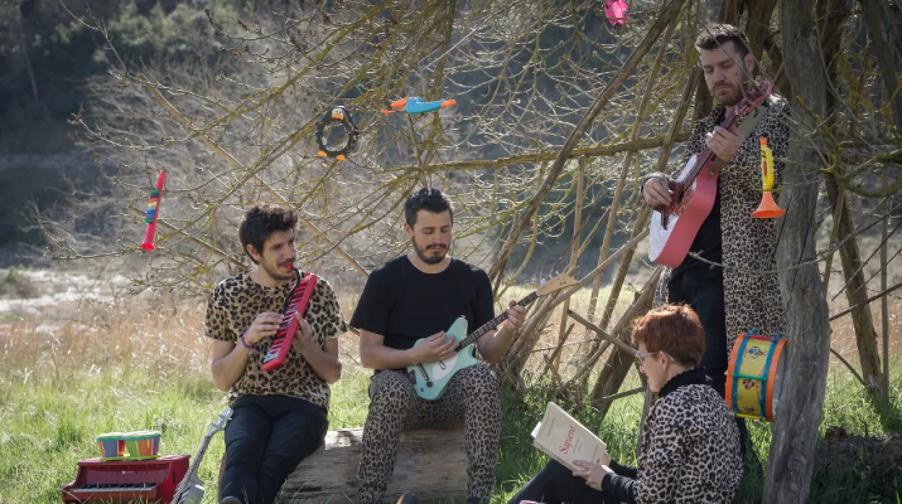 ​Som 8.000 anys abans de Crist. Queden molt lluny els temps on els humans eren caçadors-recol·lectors i uns nous costums comencen a estendre's per tot el món. Tot? No, tot no! Hi ha una petita comunitat que es resisteix al progrés del neolític i defensa la bona vida del paleolític. Després d'explicar-nos els secrets de la nit i de volar com orenetes, les 2princesesbarbudes es posen dins la pell dels primers humans per explicar-nos la seva vida i els seus costums. Un concert per a tota la família, amb cançons pop plenes d’humor, tocades amb instruments petits i de joguina. Us quedareu de pedra! Espectacle recomanat a partir de 6 anys.  Veure més