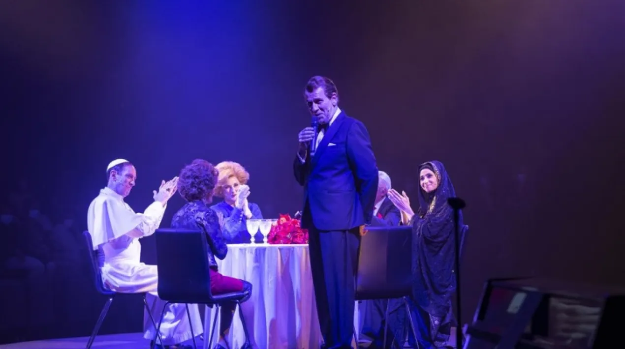 Shock 2 (La Tormenta y la Guerra) Albert Boronat, Juan Cavestany, Andr&eacute;s Lima i Juan Mayorga. Dirigida per Andr&eacute;s Lima Shock 2 (La Tormenta y la Guerra) comen&ccedil;a on va acabar Shock 1 (El C&oacute;ndor y el Puma),que iniciava amb l'auge de la doctrina monetarista de Milton Friedman i els seus Chicago Boys (Universitat de Chicago),i que continua avan&ccedil;ant a trav&eacute;s de la 2a meitat del segle XX. Els primers experiments del xoc econ&ograve;mic i militar s&oacute;n el cop d'estat de Pinochet a Xile seguit de l'Operaci&oacute; C&ograve;ndor en gran part d'Am&egrave;rica Llatina, casant economies neoliberals amb r&egrave;gims dictatorials impostos per la viol&egrave;ncia i la violaci&oacute; dels drets humans. &ldquo;Shock 2 comen&ccedil;a als anys 80, amb la revoluci&oacute; conservadora a Europa capitanejada per Margaret Thatcher i als EUA per Ronald Reagan i culmina en el primer gran xoc del segle XXI: la guerra de l'Iraq, guerra en la qual vam ser part&iacute;cips. Perqu&egrave; d'aix&ograve; tracta Shock, de reflexionar sobre en quina mesura som part&iacute;cips de la nostra hist&ograve;ria, dels nostres xocs, dels nostres cops, de la nostra viol&egrave;ncia&rdquo;, explica el director que com en altres ocasions s'ha responsabilitzat tamb&eacute; de la dramat&uacute;rgia al costat d'Albert Boronat. &nbsp; &ldquo;L'expressi&oacute; doctrina del xoc descriu la t&agrave;ctica, summament brutal, d'utilitzar sistem&agrave;ticament la desorientaci&oacute; de la gent que ve d&rsquo;un xoc col&middot;lectiu -guerres, cops d'estat, atacs terroristes, enfonsaments del mercat o cat&agrave;strofes naturals- per impulsar mesures radicals favorables per a les grans empreses, la qual cosa sol denominar-se &ldquo;ter&agrave;pia de xoc&rdquo; (shock therapy, en angl&egrave;s).&rdquo; Naomi Klein &nbsp; Agraiments: Naomi Klein, Nahla Alkhatib, Robert Fisk, Yamila, Minal, Amin Maalouf, Yaser, Eduardo Galeano, Jean Genet, Olga Rodr&iacute;guez autora de les obres&nbsp;El hombre mojado no teme la lluvia&nbsp;i&nbsp;Aqu&iacute; Bagdad.&nbsp;Cr&oacute;nica de una guerra, Jon Sistiaga, Marta Herrero, Alba Sotorra i les imatges de la seva pel&middot;l&iacute;cula&nbsp;Comandante Arian, Alberto Arce i les imatges del documental&nbsp;To shoot an Elephant, Natalia Sancha, ONG &ldquo;Mundo en Movimiento&rdquo;, Berta de la Dehesa, Mar&iacute;a Pe&ntilde;alosa, Alberto San Juan, Daniel P&eacute;rez Prada, Ram&oacute;n Barea, Ernesto Alterio, Celia Herv&aacute;s, Laura Gal&aacute;n&hellip;Veure m&eacute;s