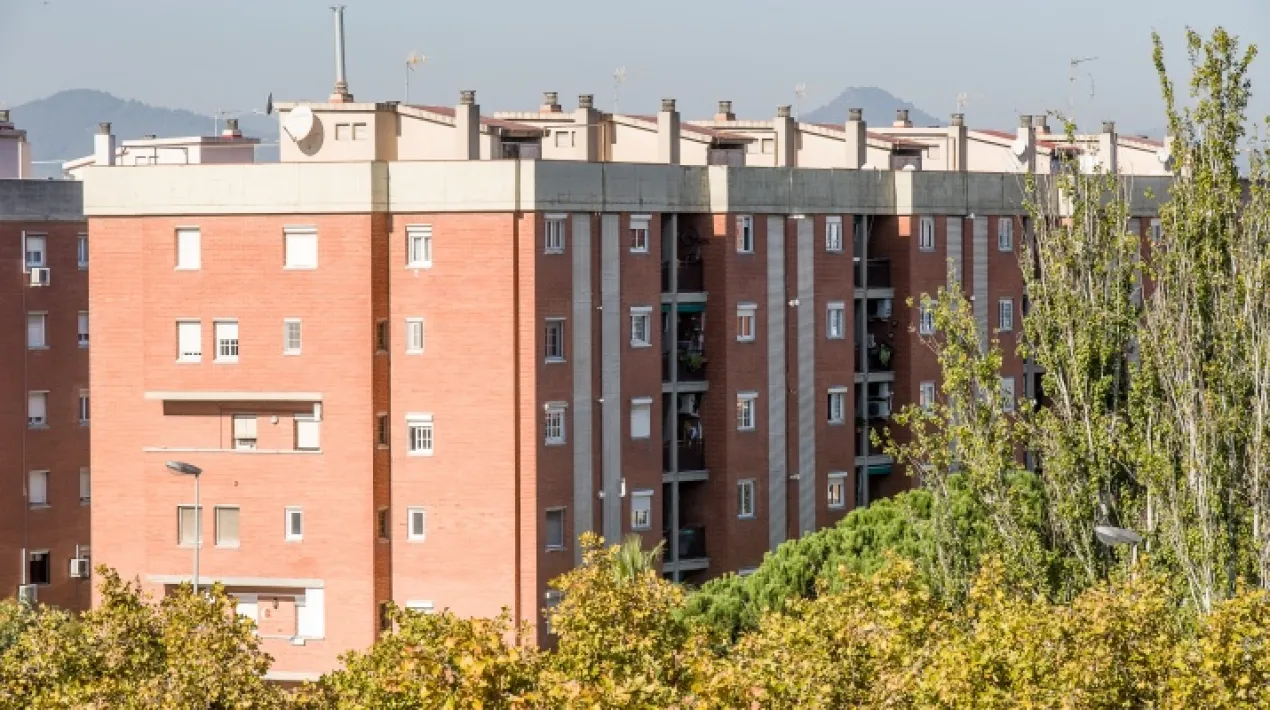  El ple de l’Ajuntament del Prat corresponent al mes de juny, que s’ha celebrat aquesta tarda, ha aprovat una partida extraordinària de 1.029.806 € per a l’adquisició per part del consistori d’uns terrenys situats a l’Eixample Sud, amb l’objectiu de promoure-hi la construcció d’una vintena d’habitatges de lloguer públic. Aquests pisos se sumen als tres centenars d’habitatges de lloguer públic ja previstos per l’Ajuntament del Prat als terrenys de l’Example Sud. Així doncs, en total, el municipi promourà, a través de diversos mecanismes i en col·laboració amb diversos agents, uns 320 pisos a l’ARE Sud per tal de doblar el nombre d’habitatges de lloguer públic i social a la ciutat, passant dels 329 actuals a més de 600. Aprovada una partida de 150.000 euros per reimpulsar les activitats culturals aquest estiu i fins a la Festa Major A més, al ple d’avui s’ha aprovat una altra partida extraordinària de 150.000 euros per reimpulsar les activitats culturals a la ciutat durant aquest estiu i fins a la Festa Major, que se celebra entre finals de setembre i principis d’octubre. Així mateix, es destinarà una altra partida de 78.000 euros a reforçar Aigües del Prat, l’empresa pública de gestió de l’aigua, per tal que pugui ampliar les seves activitats a la comercialització pública d’energia i esdevingui així un puntal de la futura comunitat local d’energia del Prat. Al ple s’han aprovat altres modificacions pressupostàries per adaptar  i reconfigurar l’aparcament de la platja a la recent sentència del Tribunal Superior de Justícia de Catalunya (TSJC). La sentència conclou que part de l’aparcament del litoral pratenc es trobava fins ara dins d’una zona qualificada com a marítimo-terrestre i que, per tant, no s’hi pot aparcar i això ha obligat a reconfigurar l’espai per garantir el seu bon funcionament aquest estiu. Aposta per incloure la salut bucodental a la xarxa pública Al ple d’avui, també s’ha aprovat per unanimitat una moció per incloure la salut bucodental integral en l’àmbit de la sanitat pública, desplegant la llei catalana 12/2020. Aquesta normativa aposta per ampliar els serveis de salut bucodental de l’Institut Català de la Salut, que actualment són molt restringits, de manera que aquest tipus d’atenció sanitària queda a expenses de la sanitat privada i fora de l’abast de les persones que no poden assumir-ne el preu. També contempla ampliar el Programa d’Atenció Dental Infantil (PADI) per als nens i nenes d’entre 7 a 16 anys i també estendre aquesta atenció a les persones en situació de vulnerabilitat, entre d’altres. La moció aprovada avui planteja crear una Oficina de Salut Bucodental que doni assessorament per al desplegament i aplicació d’aquesta llei al territori. També demana que el pressupost de sanitat de 2021 destini una partida per reglamentar i desplegar aquesta normativa, així com per ampliar gradualment la cartera de serveis sanitaris públics bucodentals, dins de la xarxa d’atenció ambulatòria. Així mateix, sol·licita que es prepari i es doti els professionals dels recursos necessaris per poder prestar aquests servei de forma adequada. Més inversió en sistemes de canalització i desguàs per evitar inundacions al Parc Agrari Una altra de les mocions aprovades al ple d’avui per unanimitat demana a l’Agència Catalana de l’Aigua (ACA) que el seu Pla d’Inversió 2022-2027 contempli els recursos necessaris per fer, el més aviat possible, la neteja dels canals de Laminació i de la Bunyola i així facilitar el desaiguat dels camps de conreu d’aquesta zona del Parc Agrari. També s’insta la Generalitat a millorar el sistema de reg dels terrenys del Parc Agrari, impulsant el projecte de modernització del Canal de la Dreta. Moció per la finalització de la violència a Palestina Al ple municipal, també s’han aprovat dues mocions d’àmbit internacional, una d’elles per demanar la finalització de la violència a Palestina, després de la nova escalada del conflicte amb Israel. La moció, que ha comptat amb el vot favorable de tots els grups excepte de C’s que s’ha abstingut, demana la finalització de la violència estructural de l’Estat d’Israel a la Franja de Gaza i denuncia la violència exercida per l’exèrcit d’aquest país i les milícies de Hamàs. Demana el respecte els drets humans i al dret internacional i se suma a la demanda de la comunitat internacional de portar a terme un procés de mediació, consolidar una treva i reprendre el procés de pau.  També demana al govern espanyol que expressi la seva condemna a la violència contra la població civil de la zona i se sumi a aquestes demandes. Suport a favor de l'aixecament del bloqueig a Cuba per part dels EUA L’altre moció d’àmbit internacional, aprovada per unanimitat, és la que dona suport a la proposta de la Comissió del Prat solidari per demanar l'aixecament del bloqueig polític, econòmic, comercial i financer que el Govern dels EUA manté contra Cuba i afavorir unes relacions basades en el respecte a la legalitat internacional, la pau, la sobirania nacional, la llibertat i la cooperació entre els dos estats. El Prat tanca l’any 2020 amb 65.724 habitants Al ple municipal d’avui també s’ha informat i aprovat oficialment per unanimitat el nombre d’habitants del Prat. La xifra és de 65.724, segons consta al Padró d’habitants a 1 de gener de 2021.Veure més