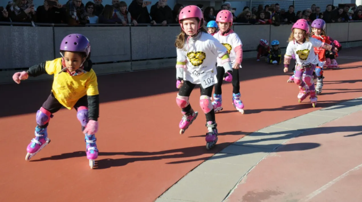 Les entitats Club Patí Delta Prat i Club Patí Cobra s’han unit per recuperar el trofeu solidari de patinatge previ a les festes Nadalenques. Tots els participants hauran de portar una joguina nova i un kg de menjar, les joguines i el menjar seran portades a l’Associació La Lluita Team, junts contra el càncer infantil i Càritas, respectivament.Veure més