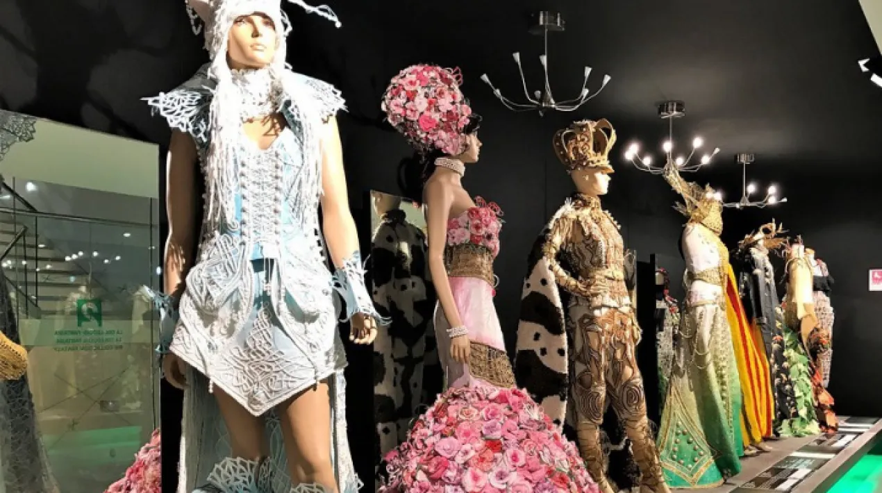 Amb motiu dels actes de la Setmana de la Dona l'Associaci&oacute; de Ve&iuml;ns de Jardins de la Pau organitzen una sortida cultural a la comarca de l'Anoia i a Mollerussa on es visitar&agrave; el Museu dels vestits de paper. Places limitades. Inscripci&oacute; pr&egrave;via al despatx de l'AVV.Veure m&eacute;s