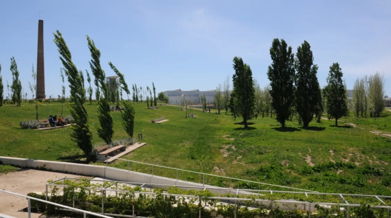 Farem un recorregut pel parc fent fotografies&nbsp; amb els tel&egrave;fons m&ograve;bils que faran referencia a elements emblem&agrave;tics del medi natural de l&rsquo;entorn de la jugateca.&nbsp; Els participants hauran d'aconseguir les fotos de les tem&agrave;tiques proposades. La Jugatecambiental ofereix un munt de propostes per gaudir en fam&iacute;lia per aprendre moltes coses sobre els parcs metropolitans, la natura i el medi ambient, mentre juguem i fem activitats. Hi trobarem un punt d'informaci&oacute; del parc i el seu entorn i un espai de joc lliure.&nbsp; Es contemplaran totes les mesures preventives necess&agrave;ries per al desenvolupament d'aquesta activitat donada la situaci&oacute; de pand&egrave;mia sanit&agrave;ria de la COVID19. La capacitat de l'aforament de l'activitat s'establir&agrave; segons les restriccions vigents en el moment de fer l'activitat.&nbsp; ACTIVITAT GRATU&Iuml;TAVeure m&eacute;s