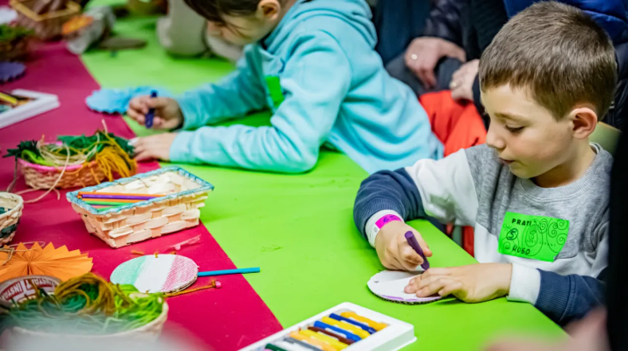 Aquest any el Pratijoc s&rsquo;endinsa al fons mar&iacute; per descobrir totes les meravelles que hi ha amagades sota les aig&uuml;es del nostre planeta blau.&nbsp; Peixos, coralls, tortugues, coves secretes, volcans submarins, ciutats perdudes, essers fant&agrave;stics... Nom&eacute;s cal posar-se la mascareta m&agrave;gica que ens permet respirar sota l&rsquo;aigua i a nedar! Quines activitats es podran trobar? Infants&nbsp; i fam&iacute;lies podran convertir-se en unes expertes en biologia i arqueologia submarines descobrint&nbsp; tot un m&oacute;n fant&agrave;stic de la forma m&eacute;s divertida amb activitats, jocs i tallers organitzats per les entitats de lleure del Prat&nbsp;(AEiG Anton Vil&agrave;, AEiG Conxita Busquets, Centre Esplai El Globus, CE Sant Pere i Sant Pau, Imaginarium i Esplai Grup Infantil Sant Cosme) i l&rsquo;Associaci&oacute; Ball de Diables del Prat. Altres entitats de Cultura Popular tamb&eacute; ens visitaran di&agrave;riament per ensenyar-nos tot all&ograve; que fan. Comptarem, a m&eacute;s,&nbsp; amb activitats puntuals com tallers de percussi&oacute;,&nbsp; primers auxilis en fam&iacute;lia,&nbsp; ball,&nbsp; conta contes... Els espectacles de clausura&nbsp;d'aquest any aniran de la m&agrave; de la Colla de Diables el 27 de desembre i&nbsp;de Krestatum el 3 de gener&nbsp;a les 20h i una gran sorpresa el dia 4 durant el mat&iacute;. Tots els espectacles seran d'acc&eacute;s lliure al pat&iacute; de l'escola. ci&oacute; de Cultura Popular, El NUSVeure m&eacute;s