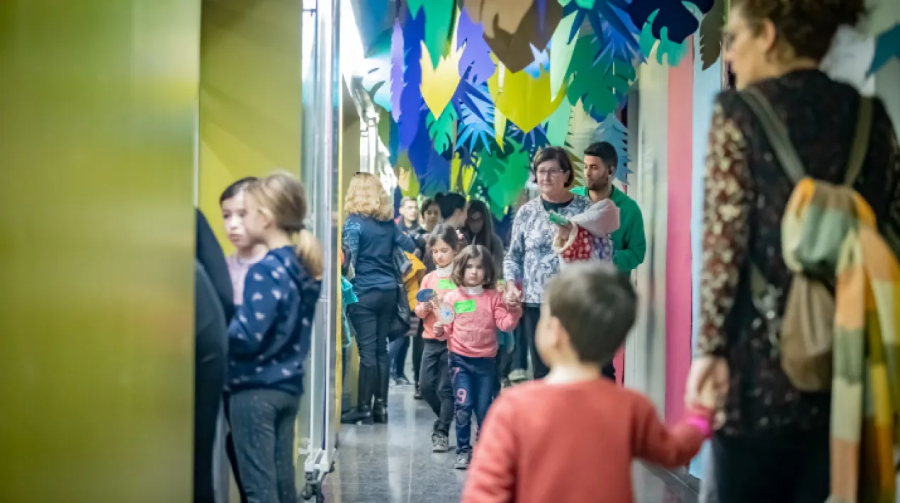 Aquest any el Pratijoc s&rsquo;endinsa al fons mar&iacute; per descobrir totes les meravelles que hi ha amagades sota les aig&uuml;es del nostre planeta blau.&nbsp; Peixos, coralls, tortugues, coves secretes, volcans submarins, ciutats perdudes, &eacute;ssers fant&agrave;stics... Nom&eacute;s cal posar-se la mascareta m&agrave;gica que ens permet respirar sota l&rsquo;aigua i a nedar! Quines activitats es podran trobar? Infants&nbsp; i fam&iacute;lies podran convertir-se en unes expertes en biologia i arqueologia submarines descobrint&nbsp; tot un m&oacute;n fant&agrave;stic de la forma m&eacute;s divertida amb activitats, jocs i tallers organitzats per les entitats de lleure del Prat&nbsp;(AEiG Anton Vil&agrave;, AEiG Conxita Busquets, Centre Esplai El Globus, CE Sant Pere i Sant Pau, Imaginarium i Esplai Grup Infantil Sant Cosme) i l&rsquo;Associaci&oacute; Ball de Diables del Prat. Altres entitats de Cultura Popular tamb&eacute; ens visitaran di&agrave;riament per ensenyar-nos tot all&ograve; que fan. Comptarem, a m&eacute;s,&nbsp; amb activitats puntuals com tallers de percussi&oacute;,&nbsp; primers auxilis en fam&iacute;lia,&nbsp; ball,&nbsp; conta contes... Els espectacles de clausura&nbsp;d'aquest any aniran de la m&agrave; de la Colla de Diables el 27 de desembre i&nbsp;de Krestatum el 3 de gener&nbsp;a les 20h i una gran sorpresa el dia 4 durant el mat&iacute;. Tots els espectacles seran d'acc&eacute;s lliure al pat&iacute; de l'escola.Veure m&eacute;s