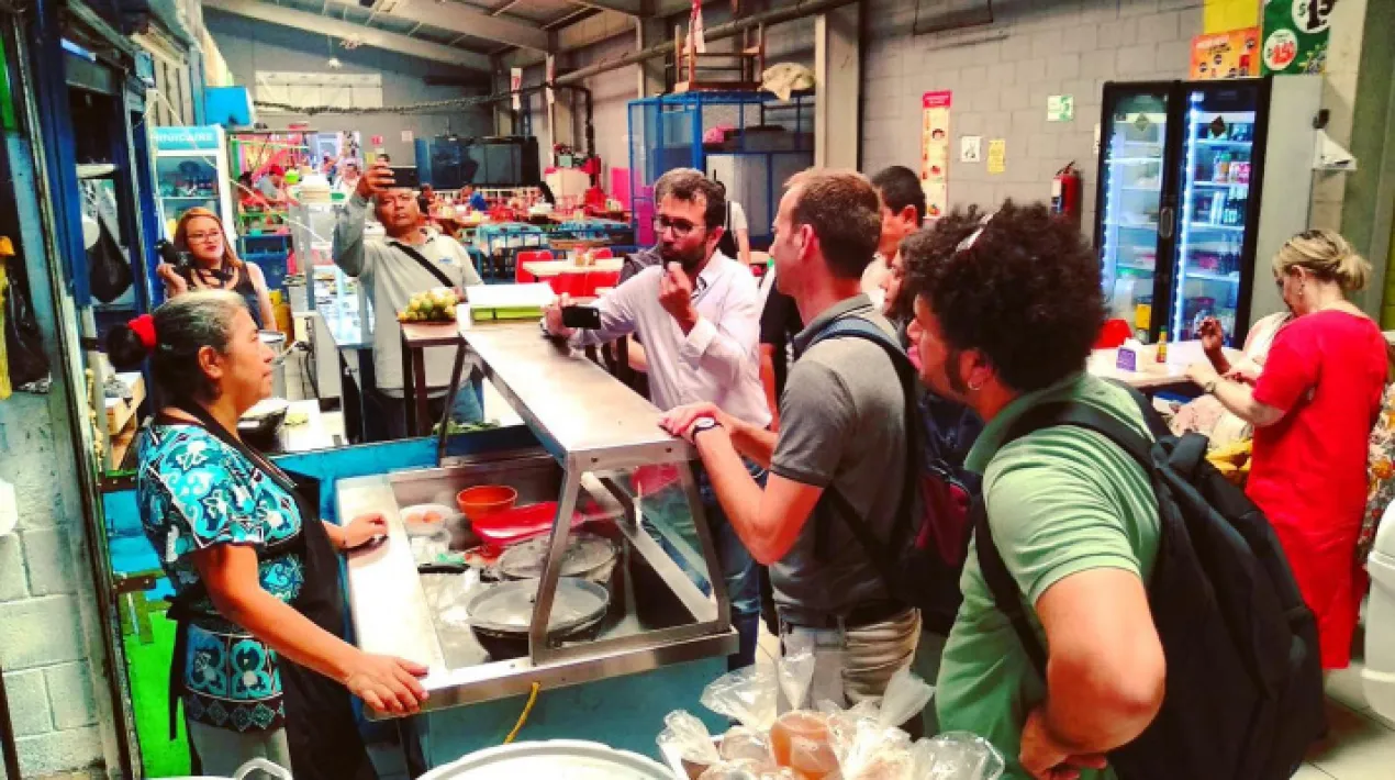  El Prat, juntament amb Gavà i Viladecans, es troba actualment participant en un projecte de col·laboració amb l’Àrea Metropolitana de San Salvador (El Salvador) que té per objectiu la reducció i el reciclatge de residus als mercats municipals. La idea és compartir coneixements i formació sobre les millors pràctiques per assolir l’objectiu de reducció i bona gestió de residus que es generen als mercats, alineat amb els objectius de desenvolupament sostenible (ODS) de l’agenda 2030. L’Àrea Metropolitana de Barcelona assumeix el cost econòmic d’aquest projecte i els tres municipis catalans assumeixen la cooperació tècnica i les activitats de sensibilització. Vídeos de sensibilització Dins d’aquest apartat de sensibilització a la ciutadania sobre les bones pràctiques que es fan als mercats, s’han realitzat dotze vídeos, sis d’ells a Catalunya i sis d’ells al Salvador. Els vídeos s’utilitzaran a tots dos països per donar a conèixer el què es fa en matèria de reducció de residus amb l’objectiu de fomentar noves accions i implicar de la ciutadania. A continuació, es pot veure els vídeos que s’han dut a terme a la nostra ciutat. Veure més
