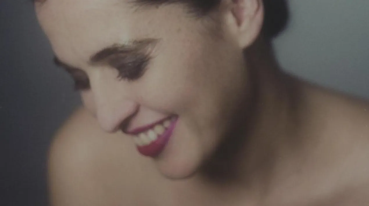 Farsa (Género imposible) Sílvia Pérez Cruz amb la Farsa Circus Band Farsa (género imposible) és el nom del nou treball discogràfic de Sílvia Pérez Cruz. Normalment alterna discos de composicions pròpies amb uns altres en els que com ella mateixa descriu “tracto de crear des de la interpretació”, versionant cançons d'altres artistes. Farsa (género imposible) és un àlbum del primer tipus, principalment integrat per noves composicions de Sílvia creades en diàleg amb altres disciplines artístiques com el teatre, la dansa, el cinema, la poesia o la pintura. Es va enregistrar durant 2019 i 2020, i respon a la inquietud de Sílvia en relació a la dualitat del que es mostra i el que realment som, per com sobreviu la fragilitat de l'interior, de l'íntim, en aquests temps en els quals la superfície és tan arrasadora, en els quals el que es veu es pot arribar a confondre amb el que s'escolta. La Farsa Circus Band està formada per grandiosos músics de la seva generació amb els quals Sílvia es retroba després de molts anys i camins propis de recerca i amor a la música.Veure més