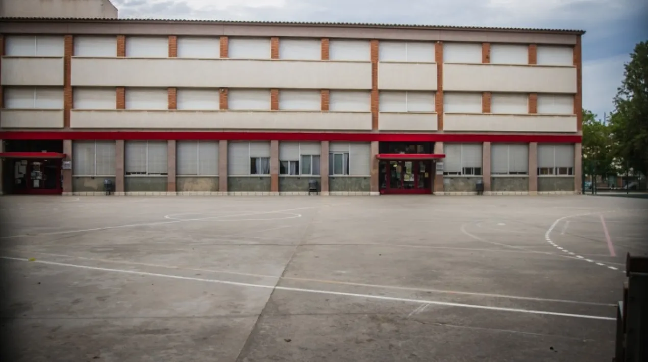Els patis escolars de la ciutat s'obren com a espai d'ús públic. De dilluns a divendres, durant els mesos de juny i juliol de 10 a 22 h  i de 10 a 21 h a setembre. Les escoles que participen són les següents: - Escola del Parc - Escola Bernat Metge - Institut Escola Pepa Colomer - Escola Jacint Verdaguer - Escola H. Josep Tarradellas - Escola Charles Darwin IMPORTANT    “Amb motiu de l’organització de casals d’estiu i d’obres de manteniment aquests horaris es poden veure afectats. Podeu revisar l’horari d’obertura al tauler de cada pati i a  www.elprat.cat/educacio/us-social-de-les-escoles/pati-obert”       Veure més