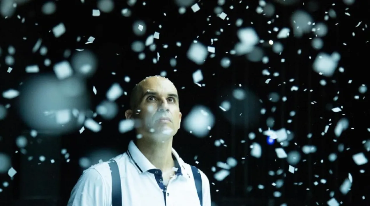 The Mountain Agrupaci&oacute;n Se&ntilde;or Serrano The Mountain combina la primera expedici&oacute; a l'Everest, l'&egrave;xit de la qual &eacute;s encara avui incert, amb Orson Welles sembrant el p&agrave;nic al seu programa de r&agrave;dio La Guerra dels Mons; jugadors de b&agrave;dminton jugant a baseball; un web de fake news; un drone escrutant al p&uacute;blic; molta neu; pantalles m&ograve;bils; imatges fragmentades; i Vlad&iacute;mir Putin dissertant satisfet sobre la confian&ccedil;a i la veritat. Una xarxa d'idees, hist&ograve;ries, imatges, accions i conceptes sustenta l'entramat dramat&uacute;rgic de The Mountain. Amb aquests materials, desplegats en capes que es barregen creant connexions inesperades, la pe&ccedil;a es presenta com una exploraci&oacute; sense mapa sobre el mite de la veritat.&nbsp; Hi ha una imatge &agrave;mpliament compartida que recorre la hist&ograve;ria de les idees: escalar una muntanya, superar totes les dificultats per arribar al seu cim i un cop all&agrave; poder veure el m&oacute;n 