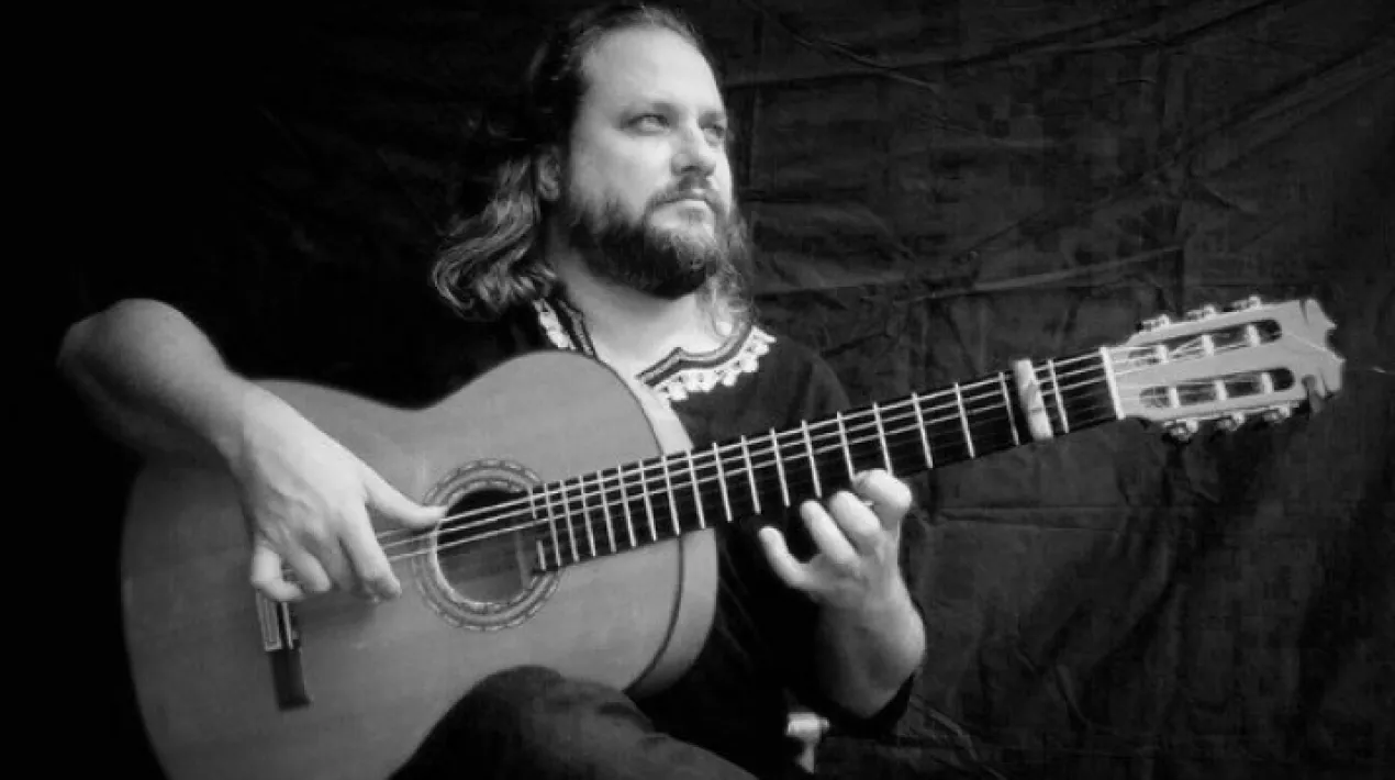 Zona de acuerdo Taller de guitarra flamenca preparada Aquest taller pretén comunicar i mostrar un ampli ventall de tècniques per a tocar la guitarra flamenca que queden fora del convencional. Explica com preparar la guitarra amb una sèrie de modificacions usant objectes: ponts alternatius, ventiladors adaptats, aplicacions ressonants i dispositius electrònics, que generen nous universos tímbrics. Proposa una manera diferent de relacionar-se amb la música i l'instrument, des d'una actitud sense prejudici i lúdica, oferint tota una nova gamma de possibilitats expressives, i utilitzar la tecnologia com un element de hackeig creatiu dels cànons i maneres establertes per reconstruir l'imaginari de la guitarra, evidenciant el seu caràcter de pròtesi, i construir diferents pròtesis a la pròpia pròtesi que ja suposa qualsevol instrument per a un músic. Aquestes tècniques sorgides de la recerca i l'estudi, però sobretot de la seva posada en pràctica en nombrosos concerts oferts al llarg de diversos anys, conformen la proposta escènica de Zona Acordonada; concert audiovisual de guitarra flamenca preparada, de Raúl Cantizano + Los Voluble i han quedat gravades en el disc ZonaAcordonada editat per la Castanya.Veure més