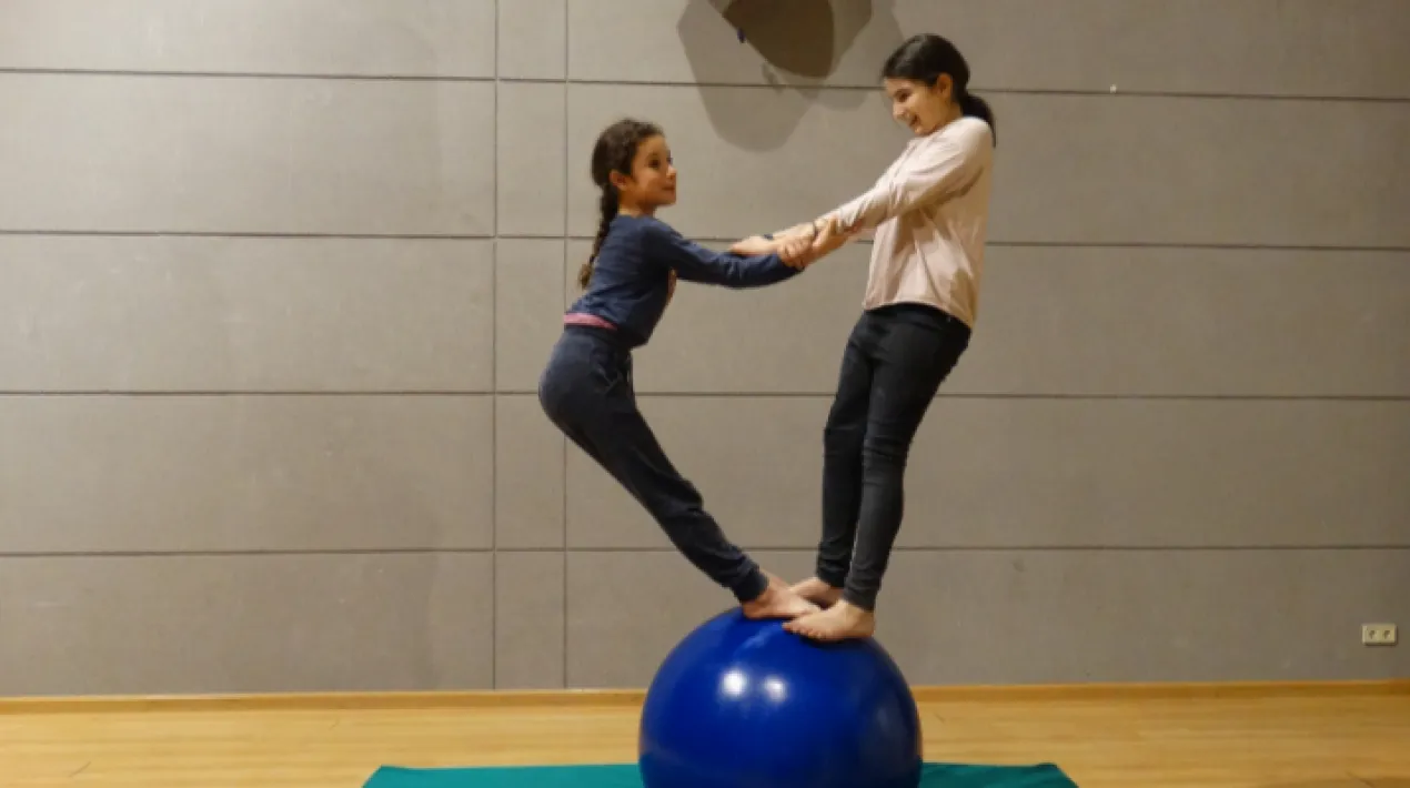 Espai quinzenal de descoberta i pràctica de circ adreçat a famílies amb infants de 6 a 10 anys. A cada sessió, professionals de les diferents disciplines circenses ens acompanyaran per apropar-nos a les diverses tècniques i facilitar la seva pràctica. En aquesta sessió practicarem diferents exercicis acrobàtics, individuals i en família, utilitzant elements o simplement el mateix cos, que posaran a prova les nostres habilitats i equilibri. Tallerista: Kanaya circVeure més