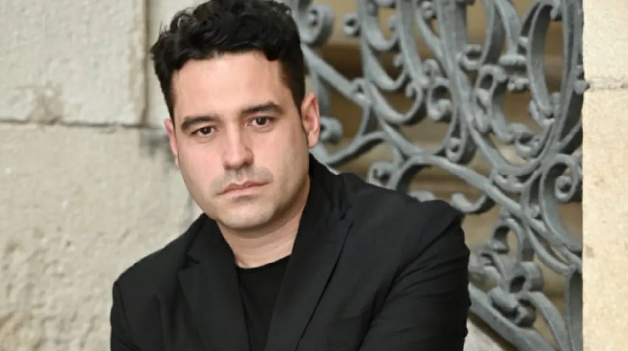 Els humans som &eacute;ssers narratius, ens expliquen, ens constru&iuml;m a partir del relat que fem de nosaltres, del nostre entorn. Tamb&eacute; els nostres records son relats que modifiquem una i altra vegada. A La traves&iacute;a de las anguilas (2020) Albert Llad&oacute; ens convida a un viatge al passat recent d&rsquo;un barri de l&rsquo;extraradi, la Ciutat Meridiana, per arrencar-lo tant de l&rsquo;oblit com de l&rsquo;estigmatitzaci&oacute;. Hi ho fa a trav&eacute;s de la hist&ograve;ria d&rsquo;iniciaci&oacute; d&rsquo;un grup d&rsquo;adolescents que &eacute;s tamb&eacute; un peculiar relat d&rsquo;aventures detectivesques. Aix&iacute; els protagonistes exploren i donen forma al mon que els envolta, marginal, pobre, per&ograve; on tamb&eacute; hi caben els moments lluminosos. Una novel.la que sense sentimentalisme ni tremendisme, per&ograve; amb emotivitat, ens porta a reflexionar sobre com escrivim i reescrivim la nostra vida. Albert Llad&oacute; (Barcelona, 1980) &eacute;s editor de&nbsp;Revista de Letras&nbsp;i escriu a&nbsp;La Vanguardia. &Eacute;s autor, entre altres t&iacute;tols, de les novel&middot;les Malpa&iacute;s&nbsp;i&nbsp;La traves&iacute;a de las anguilas&nbsp;(Galaxia Gutenberg, 2022 i 2020),de l&rsquo;assaig La mirada l&uacute;cida&nbsp;(Anagrama, 2019) i de les obres de teatre &Iacute;caro&nbsp;(Teatre Tantarantana, 2018) i&nbsp;La mancha&nbsp;(Teatre Nacional de Catalunya, 2015). Actualment, &eacute;s professor d&rsquo;Escriptura Creativa a l&rsquo;Escola d&rsquo;Escriptura de l&rsquo;Ateneu Barcelon&egrave;s, d&rsquo;Estudis Culturals i Cr&iacute;tics a l&rsquo;Escola Massana, &nbsp;i coordina, juntament amb Marina Garc&eacute;s, l&rsquo;Escola de Pensament&nbsp;del &nbsp;Teatre Lliure. Tota la informaci&oacute; del cicle a elprat.cat\dialegs.Veure m&eacute;s