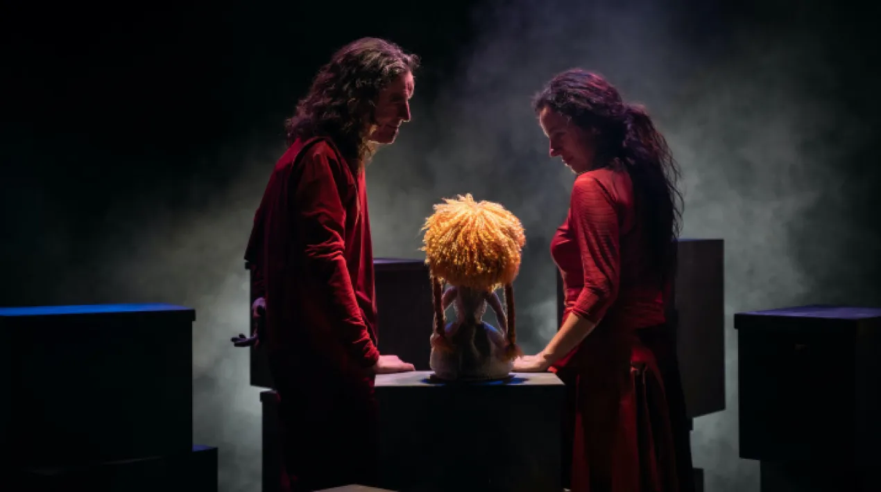 Una noia puja a les golfes de casa seva, redescobreix les seves joguines i torna a ser petita per un instant. El temps s’escola suaument. Sols un instant i ja som grans. Els vells tresors de quan érem petits són ara andròmines abandonades que reviuen i ens retornen al paradís de la infantesa. Andròmines és la darrera creació de Samfaina de Colors, que aposta per una posada en escena conceptual i crea una atmosfera sonora que permet a l’espectador sentir i emmirallar-se en els records de la seva infantesa. Un espectacle poètic que ens parla de la fugacitat del temps. Espectacle recomanat a partir de 3 anys. **Totes les activitats estan subjectes a la normativa vigent, sent susceptibles de ser modificades o cancel·lades pel seu compliment.  Veure més