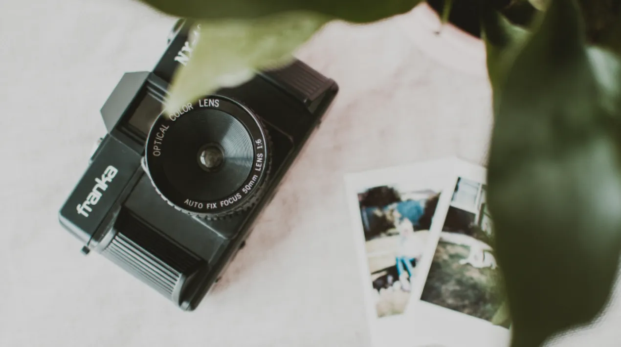 En aquest cicle de xerrades, protagonitzades per algunes de les fotògrafes del Prat, farem un recorregut per la història de la fotografia i, al mateix temps, ens aproparem de la seva mà als referents que han inspirat la seva obra. En aquesta tercera xerrada la fotògrafa convidada serà l'Inma Quesada. Amb ella ens endinsarem en el món de la fotografia d'espectacles. Protocol d'usos de l'espai: Ús de mascareta obligatori dins l'equipament. Rentat de mans amb el gel hidroalcòlic que es troba a l'entrada de l'equipament. Seguir en tot moment les indicacions de l'equip del Centre. Veure més